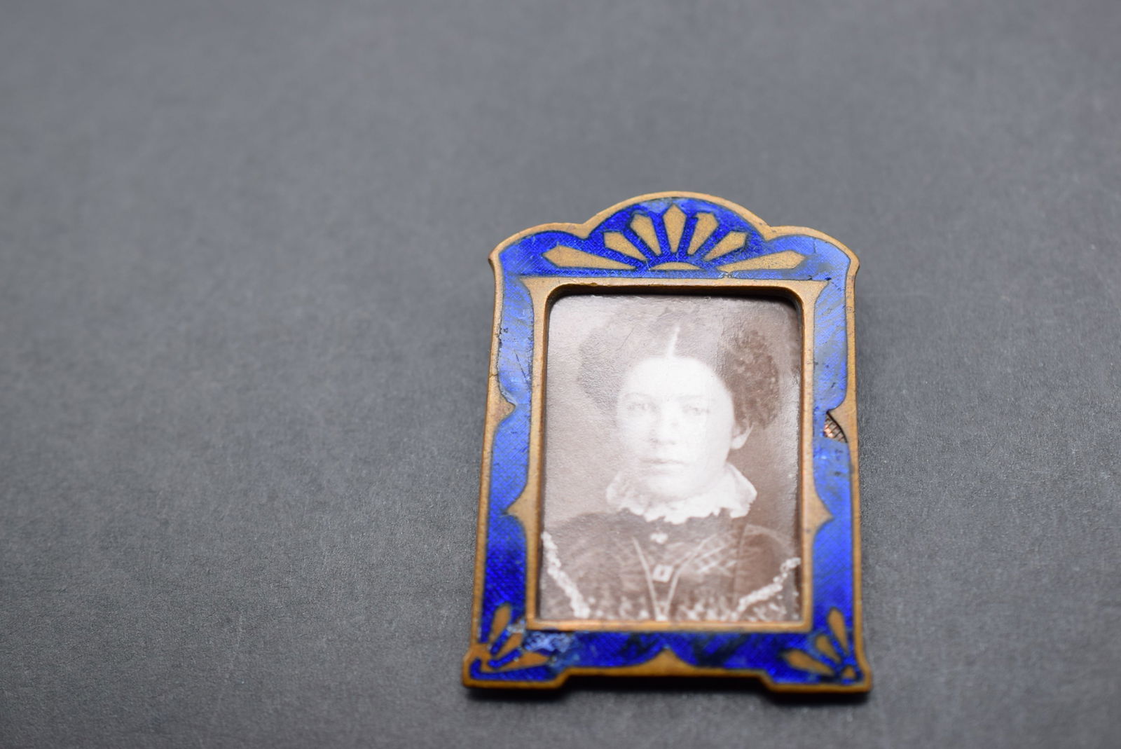 Enamelled Photo Frame circa 1900 With Photo Lot 516: Enamelled Photo Frame circa 1900 With Photo measures 1 5/8" x 1 1/8"