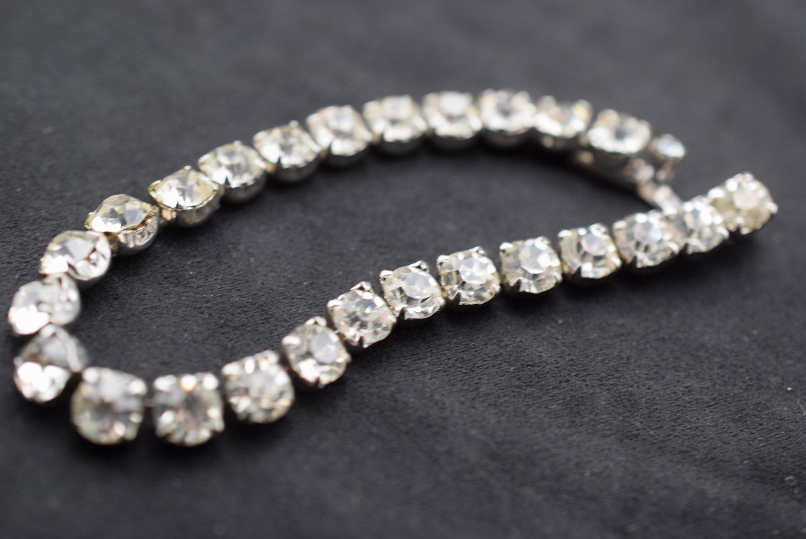 Weiss Tennis Bracelet Signed Rhinestone Lot#CF 524: Weiss Tennis Bracelet Signed Rhinestone Vintage measures 7 1/4" x 1/4"