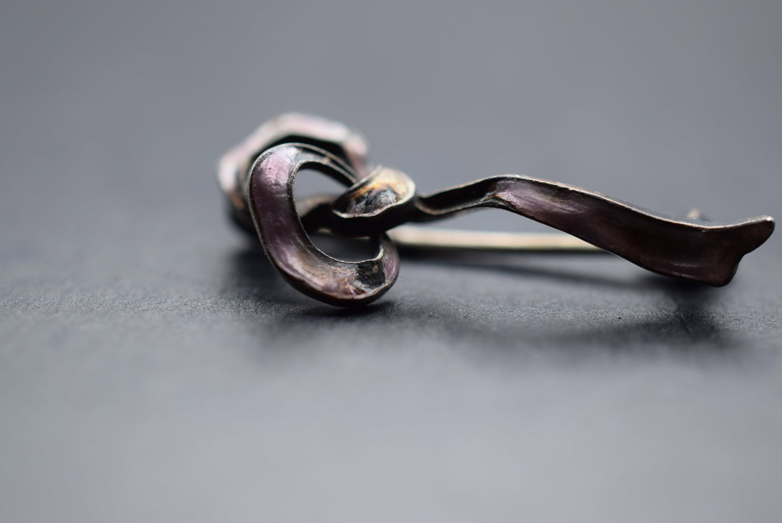 Sterling Silver 925 Bow Brooch Pin vintage Sweet Lot 582: Sterling Silver 925 Bow Brooch Pin vintage Sweet stamped Sterling on the back weighs 2.12 grams measures 1 1/4" x 1/2"