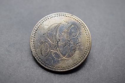 Edwardian 1882 Coin Brooch Pin Vintage monogrammed Lot 589: Edwardian 1882 Coin Brooch Pin Vintage monogrammed measures 1 1/2" in diameter weighs 26.13 grams