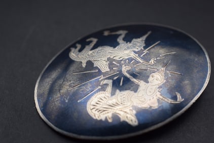 Siam Sterling Silver 925 Pendant Brooch Pin Vintage Lot 607: Siam Sterling Silver 925 Pendant Brooch Pin Vintage measures 2" x 1 1/2" weighs 8 grams
