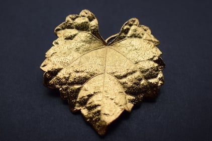 Leaf Brooch Pin Vintage Lot 613: Leaf Brooch Pin Vintage measures 2" x 2"