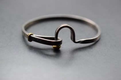 Sterling Silver 850 Rigid Bracelet Vintage Lot 621: Sterling Silver 850 Rigid Bracelet Vintage Weighs 20.85 grams Measures 2 3/8" across inside kind of spring action opens signed TO-40 Mexico 850