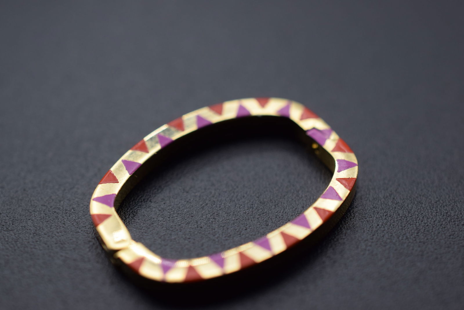 Simple Red Enamel Vintage Scarf Clip Lot# DG 30: Simple Red Enamel Vintage Scarf Clip measures 1 1/8" x 7/8"