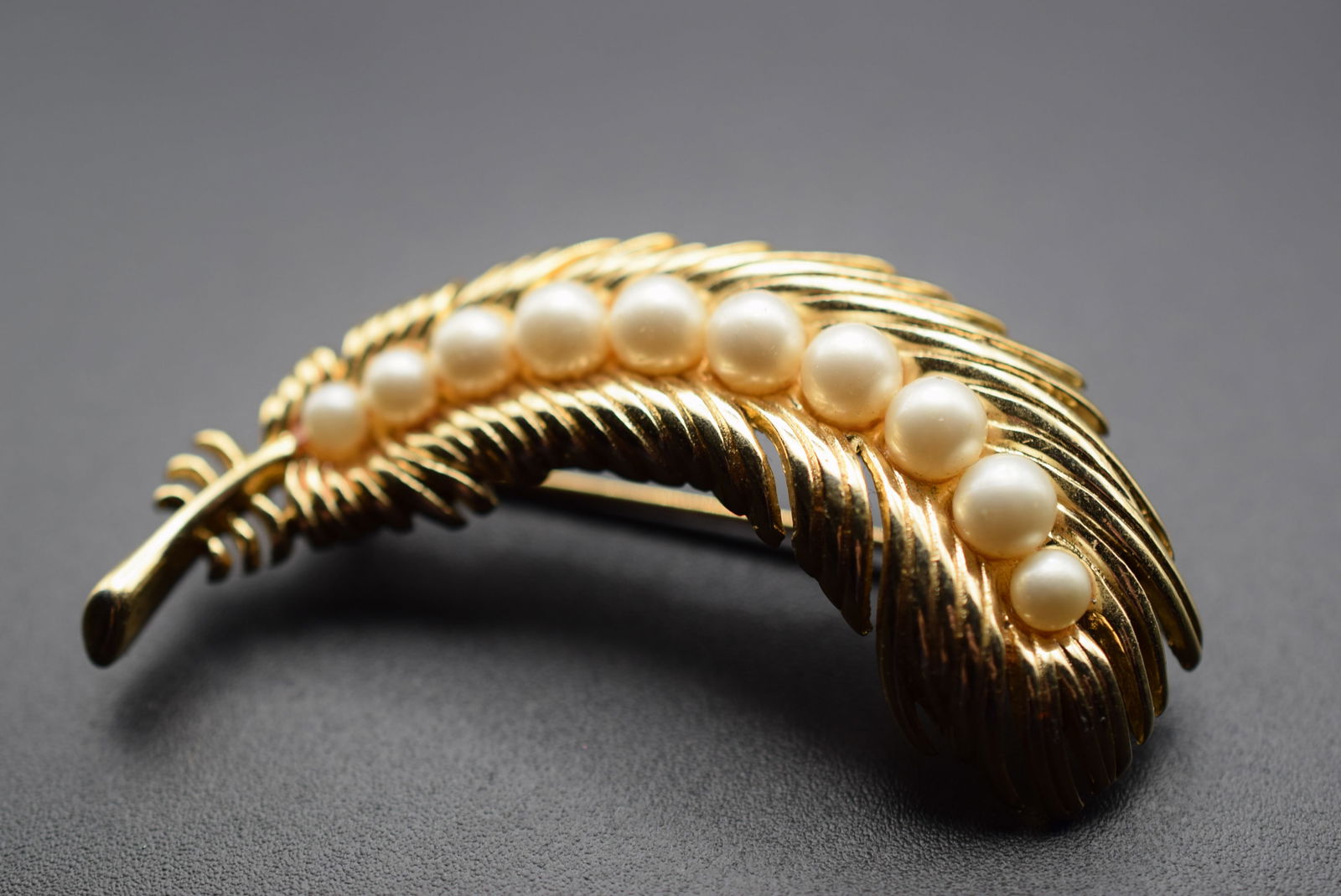 Trifari Vintage 1940's Feather Pearl Brooch Pin Lot# DG 79 (1 of 4)