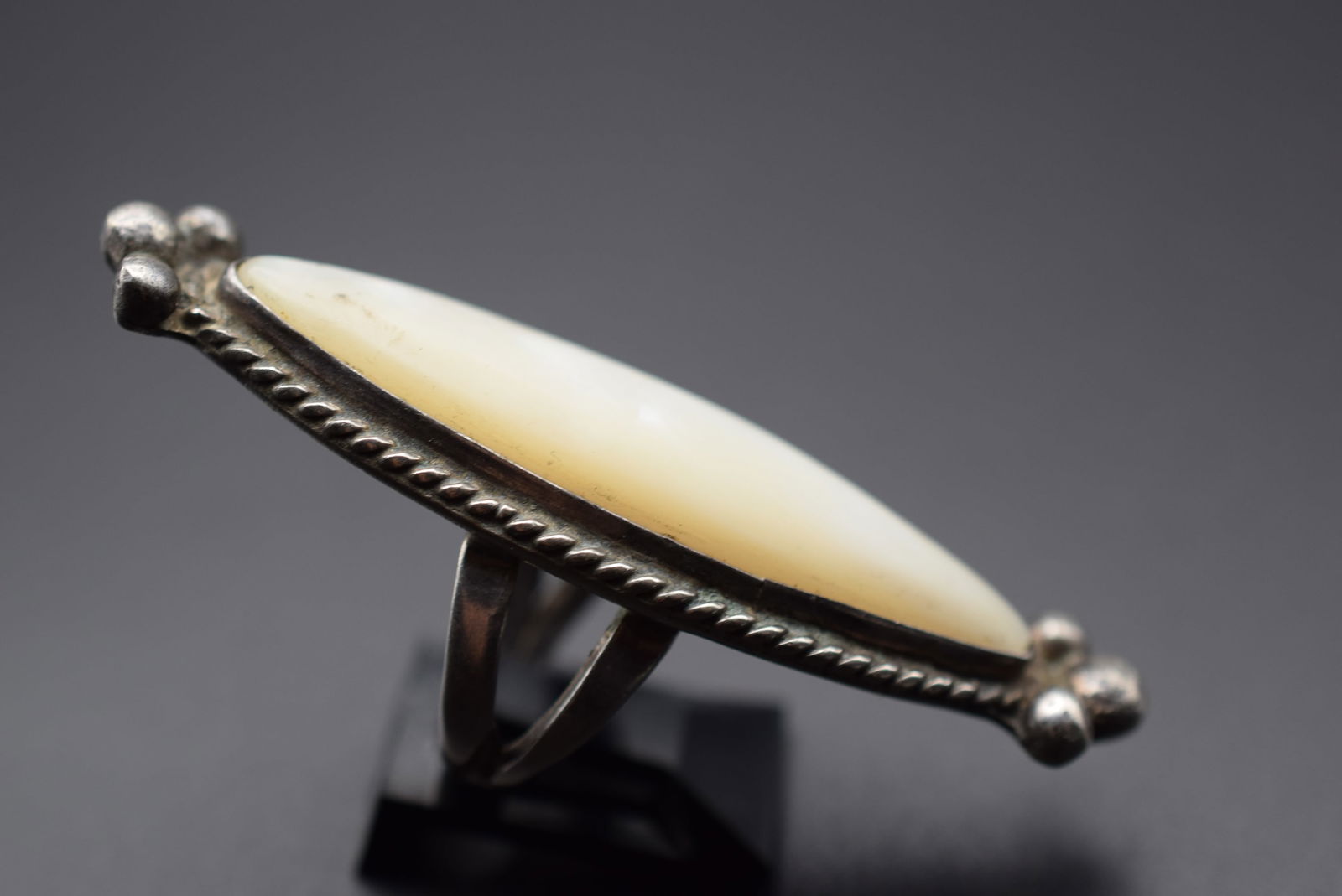 MOP HUUUGE MOP Mother Pearl Full Finger Sterling Silver 925 Ring Size 5 Lot 193: MOP HUUUGE MOP Mother Pearl Full Finger Sterling Silver 925 Ring Size 5 Weighs 19.36 grams Top measures 2 1/2" Long! unsigned