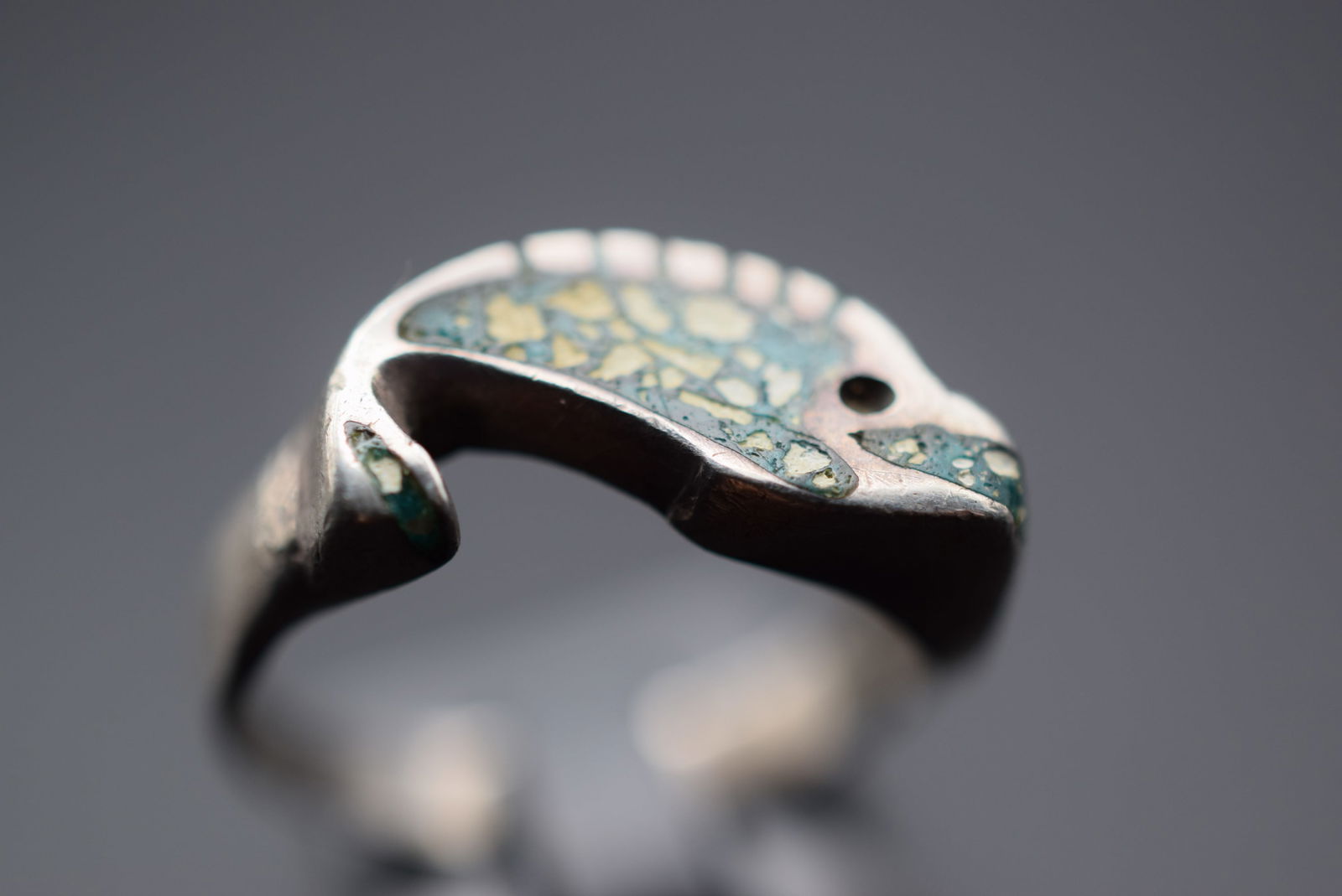 Cute! Mexico Enamel Fish Inlaid Vintage Sterling Silver 925 Ring Size 6.25 Lot 218: Cute! Mexico Enamel Fish Inlaid Vintage Sterling Silver 925 Ring Size 6.25 Weighs 3.64 grams Top measures 3/4" signed Mexico 925 MA