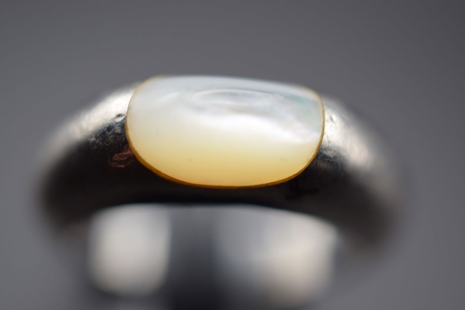 MOP Mother of Pearl smooth Sterling Silver 925 Ring Size 6 Lot 272: MOP Mother of Pearl smooth Sterling Silver 925 Ring Size 6 Weighs 6.74 grams Top measures 1/4" signed 925