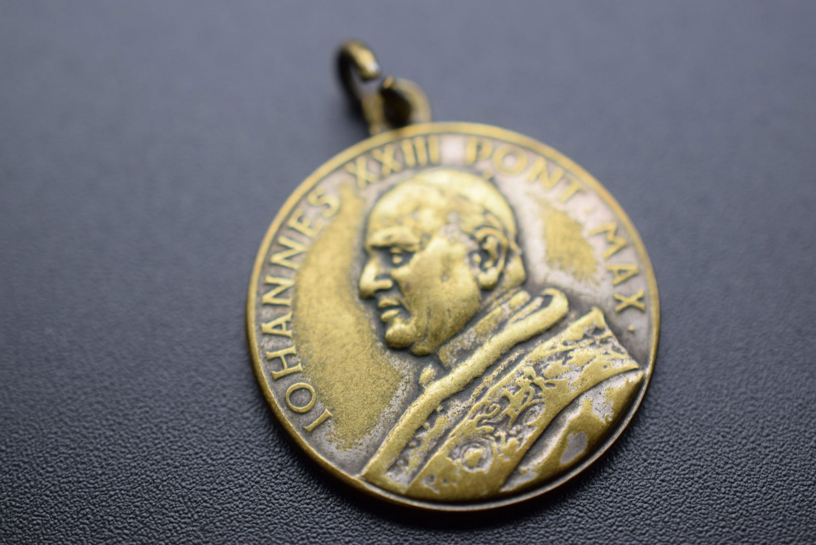 Johannes XXIII Pont Max Pope St.Paul St.Peter Medal Pendant Vintage Lot# DG 274: Johannes XXIII Pont Max Pope St.Paul St.Peter Medal Pendant Vintage measures 1" in diameter plus bale