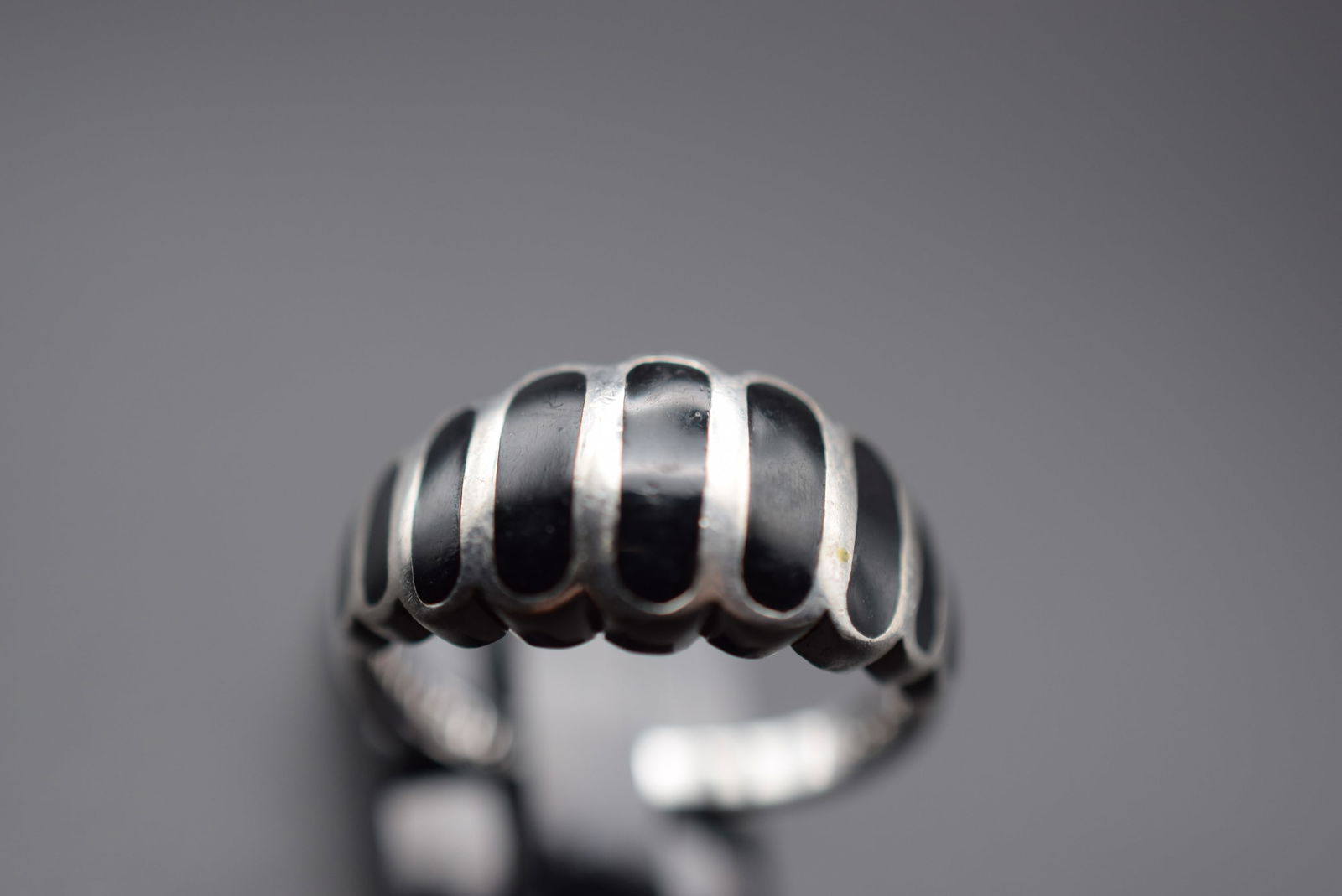 Scalloped inlaid Onyx Sterling Silver 925 Ring Size 6.5 Lot 276 (1 of 5)