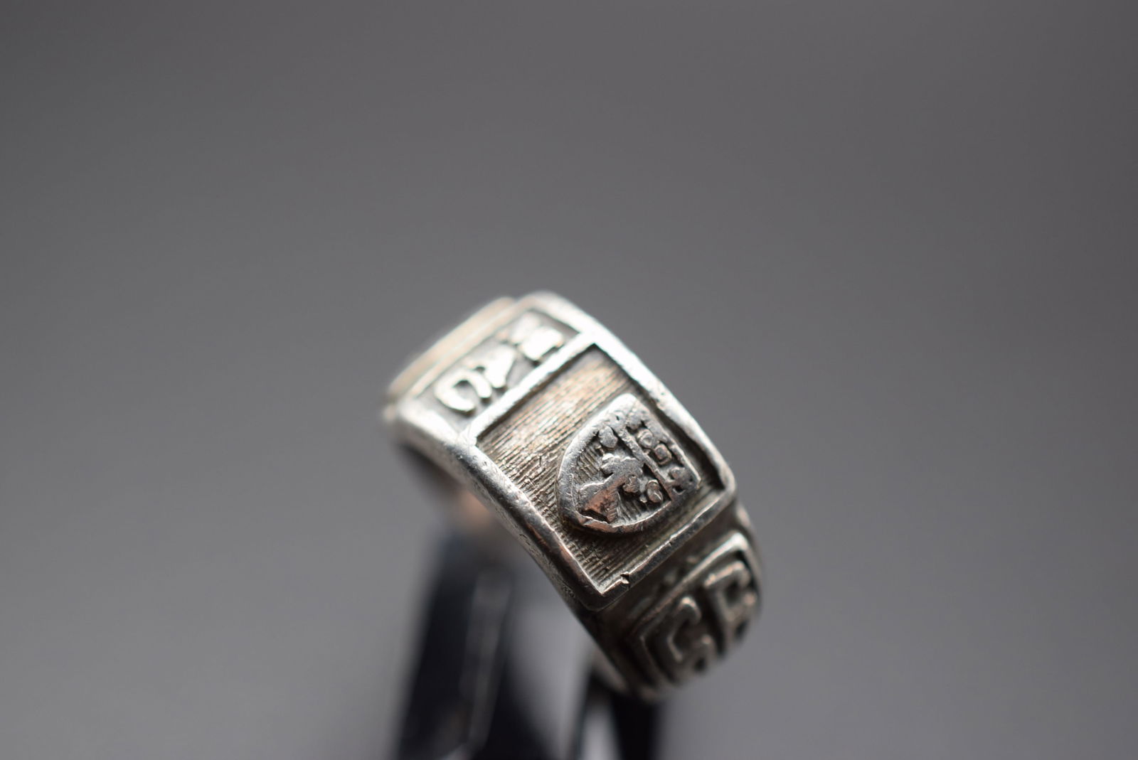 Mac 1966 Crest Sterling Silver 925 Ring Size 5.75 Lot 281: Mac 1966 Crest Sterling Silver 925 Ring Size 5.75 Weighs 8.37 grams Top measures 3/8"signed Mac 1966 Gaila