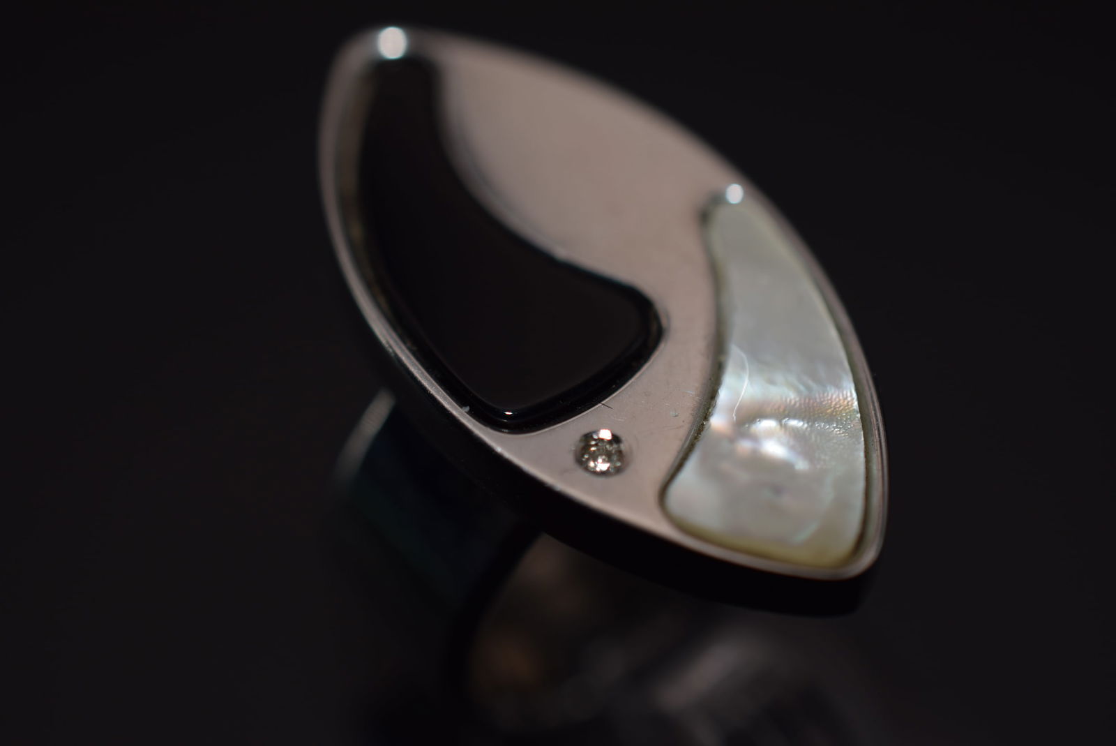 Makuti Stainless Steel Onyx Mother of Pearl MOP Ring Size 4.5 Lot 329 (1 of 5)