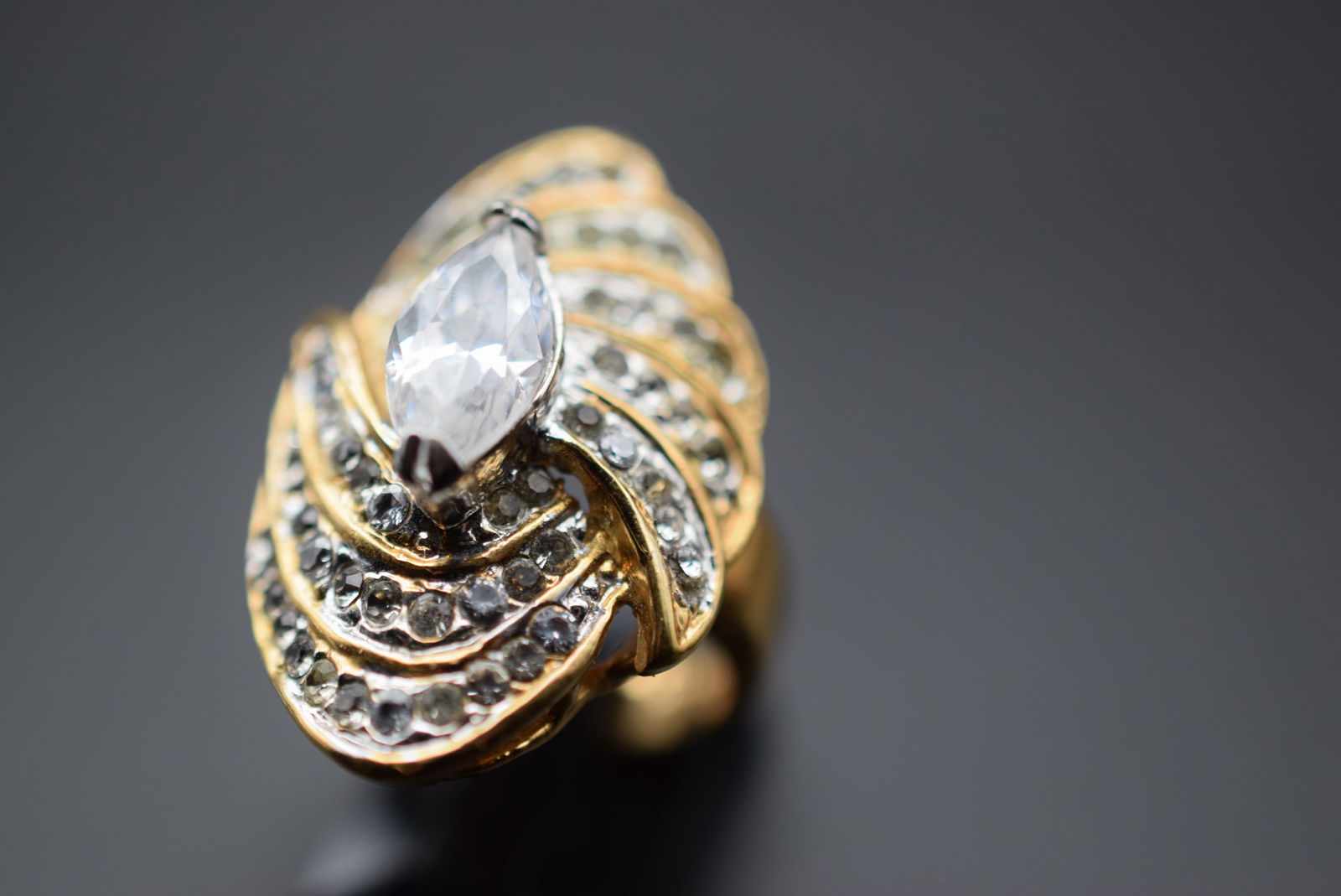 18K Gold Filled Huge Vintage Cocktail finger Ring Size 6 Lot 352 (1 of 9)