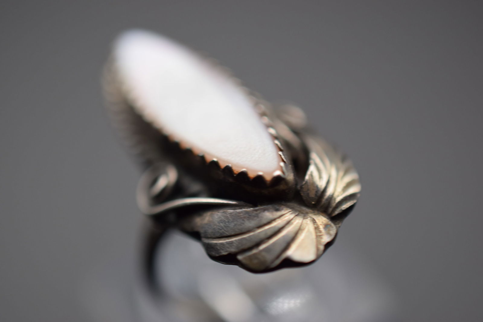 Justin Morus Vintage Navajo Mother of Pearl Sterling Silver 925 Ring Size 4.75 Lot 357 (1 of 4)