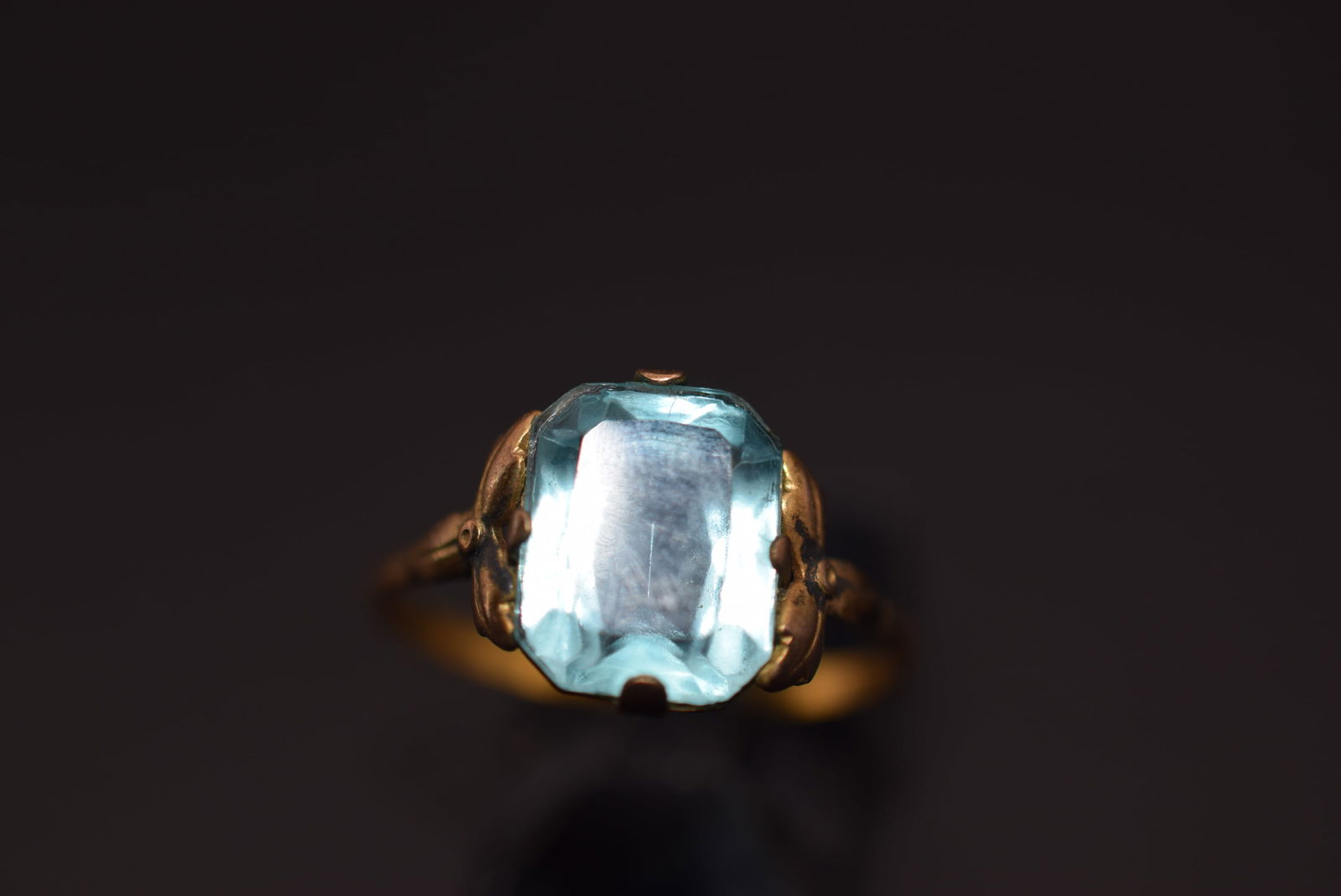 Auquamarine CZ Vintage Ring Size 8 Lot 391: Auquamarine Vintage Ring Size 8 Weighs 1.36 grams Top measures 1/2" signed 1/20 12K G.F.