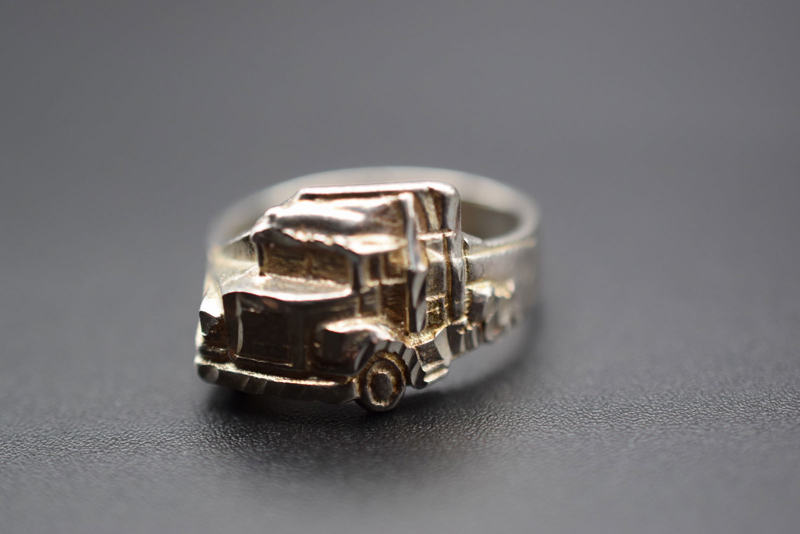 Truck Big Rig Sterling Silver 925 Ring Size 8.25 Lot 405: Truck Big Rig Sterling Silver 925 Ring Size 8.25 Weighs 6.7 grams Top measures 5/8" x 5/8" signed 925