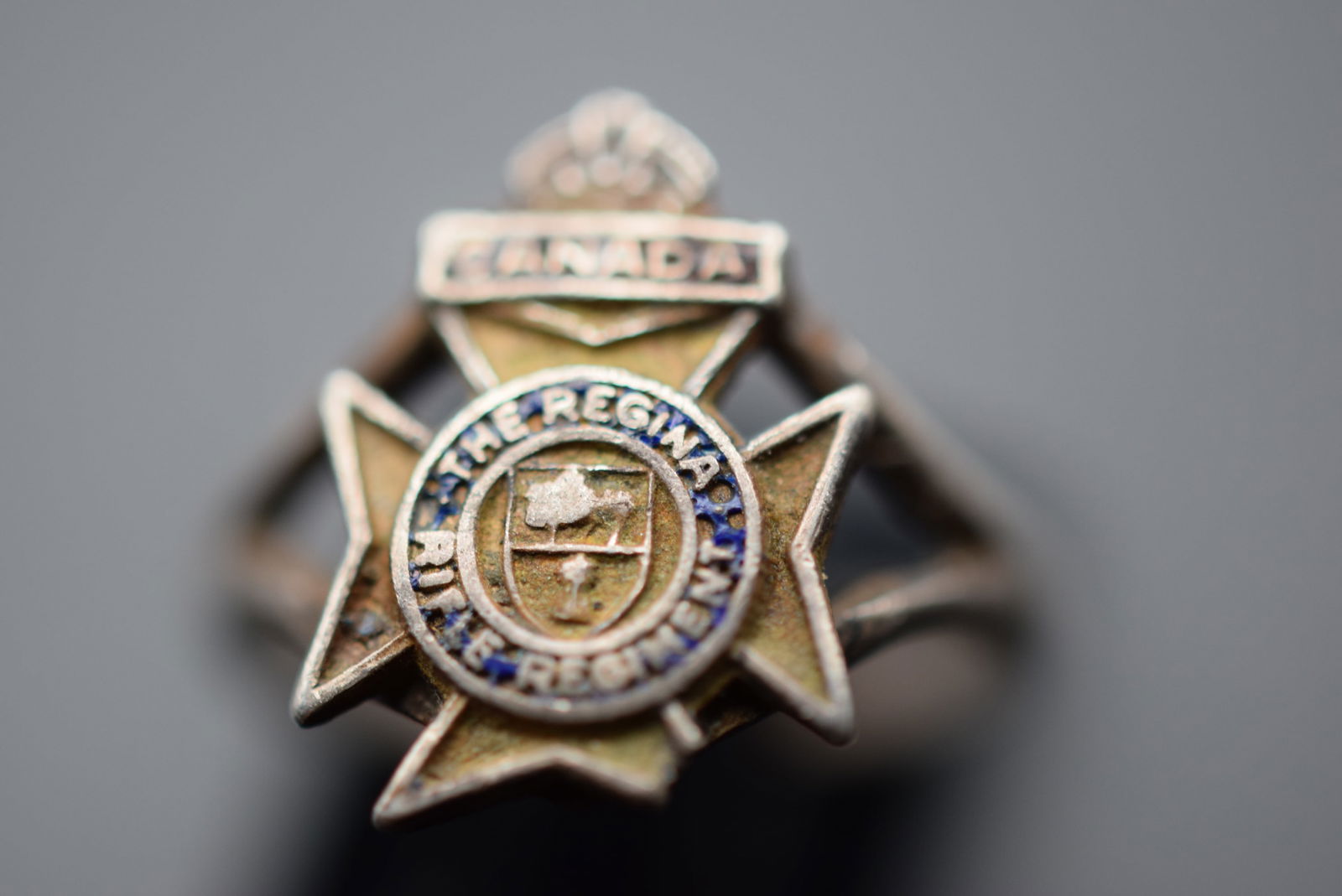 Canada The Regina Rifle Regiment Vintage Sterling Silver 925 Ring Size 3.75 Lot 411: Canada The Regina Rifle Regiment Vintage Sterling Silver 925 Ring Size 3.75 Weighs 1.65 grams Top measures 5/8" tip of one corner of Maltese cross chipped off, signed Sterling on the back of the Malte