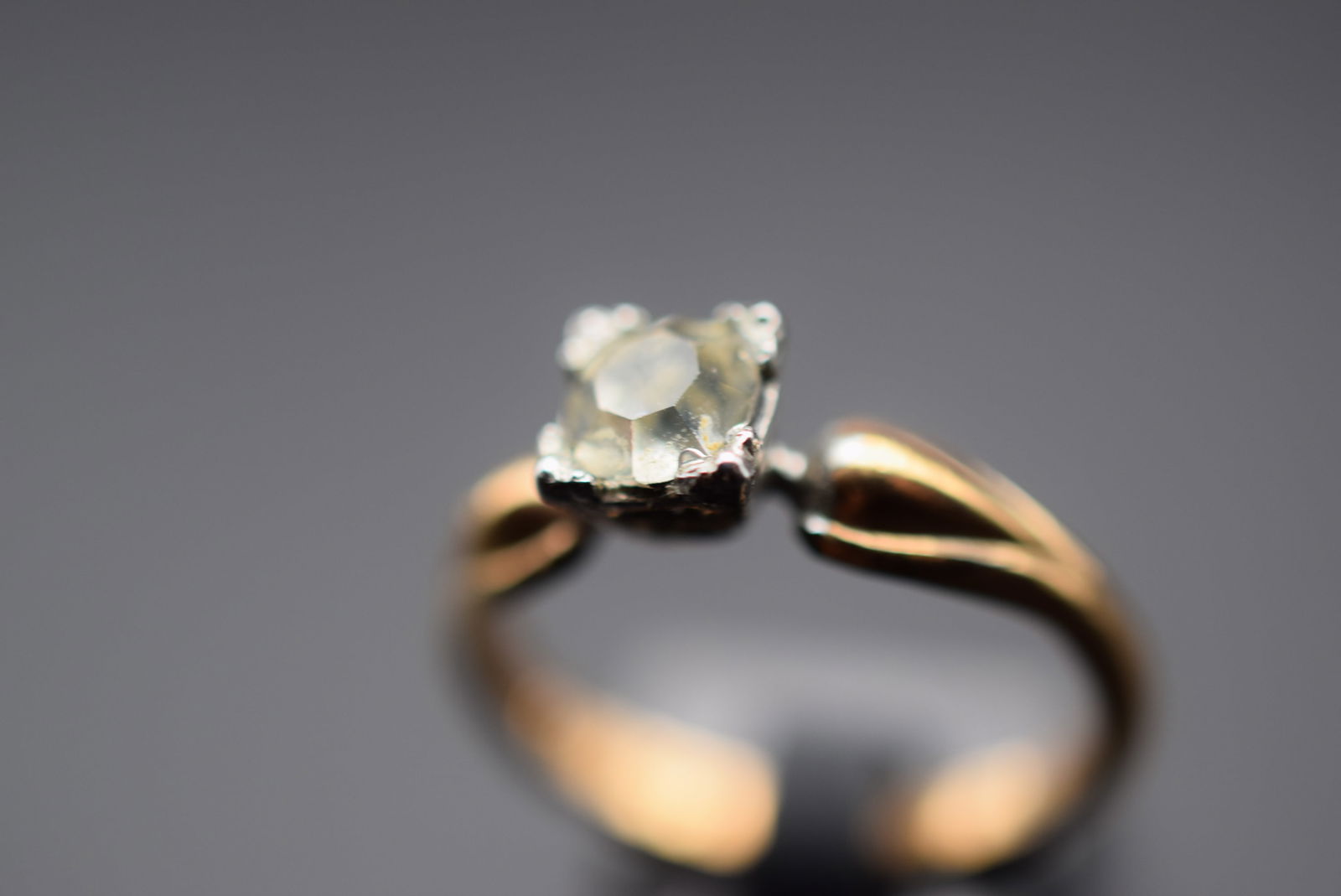 10K Gold Filled & Sterling Solitaire Vintage Sterling Silver 925 Ring Size 6.5 Lot 420: 10K Gold Filled & Sterling Solitaire Vintage Sterling Silver 925 Ring Size 6.5 Weighs 1.91 grams Top measures 1/4"signed 1/20 10K Gold Filled & Sterling