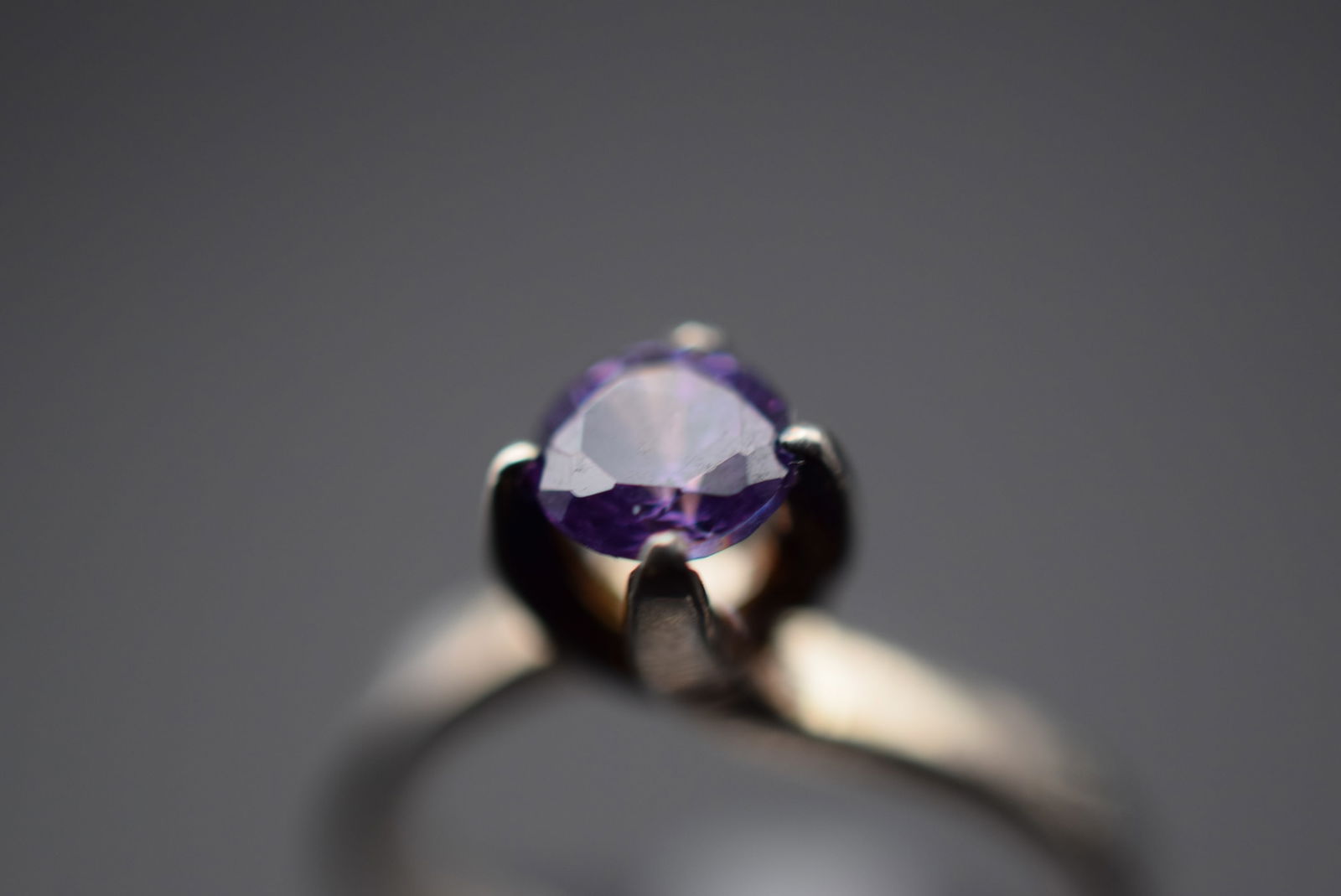Magnificent Purple Solitaire Sparkler Stone CZ Sterling Silver 925 Ring Size 4.75 Lot 441 (1 of 6)