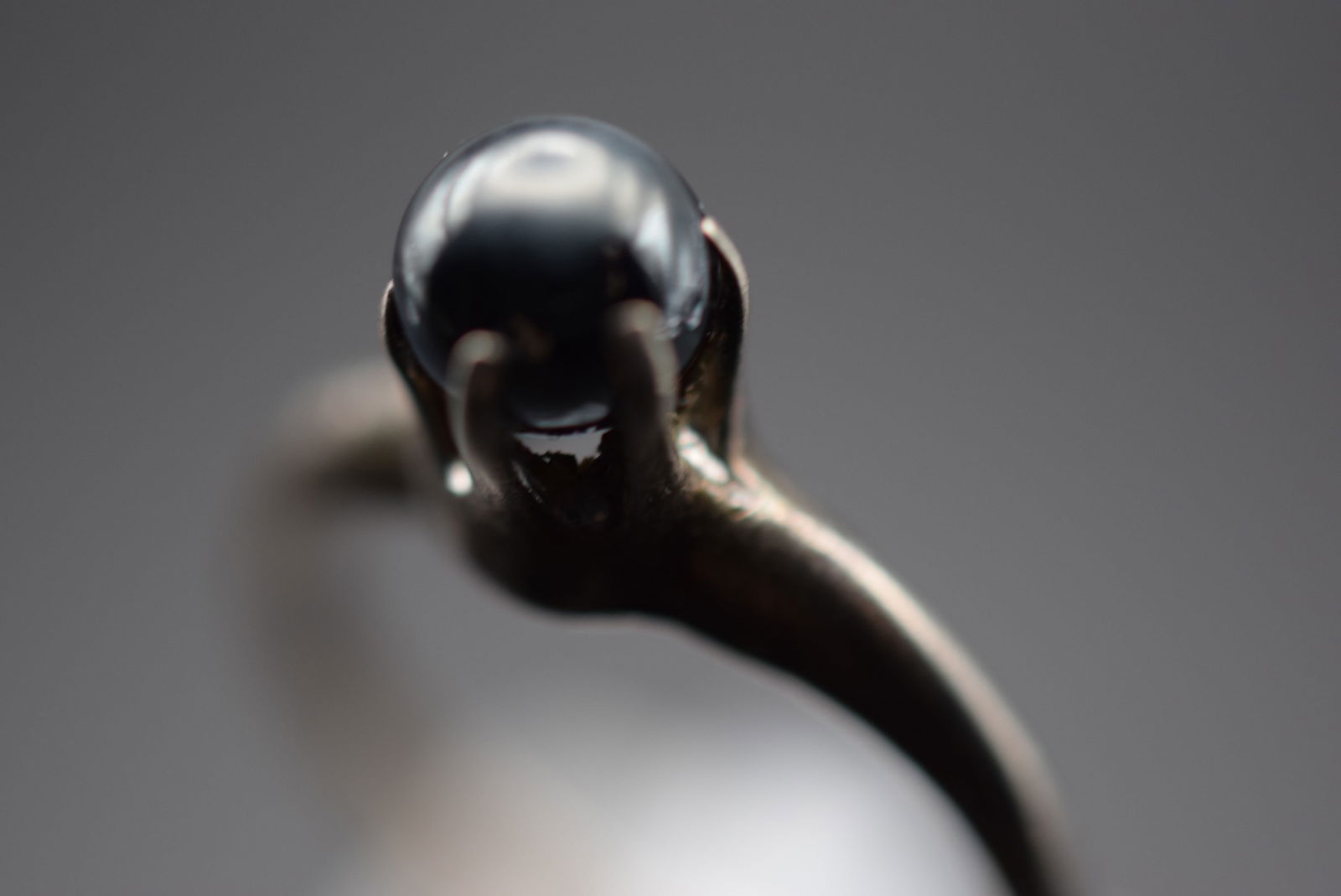 Black Pearl Solitaire Sterling Silver 925 Ring Size 6 Lot 455: Black Pearl Solitaire Sterling Silver 925 Ring Size 6 Weighs 2.17 grams Top measures 1/4" signed Sterling