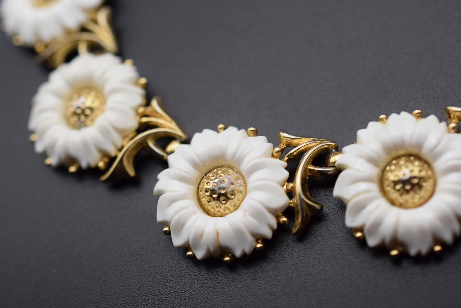 Trifari 1940's Daisy Flower Rare Necklace Signed # DG 474: Trifari 1940's Daisy Flower Rare Necklace Signed Trifari on the clasp wear to the plating on the back stunning Rare Necklace measures 13 1/2" x 1" see matching bracelet lot # 686