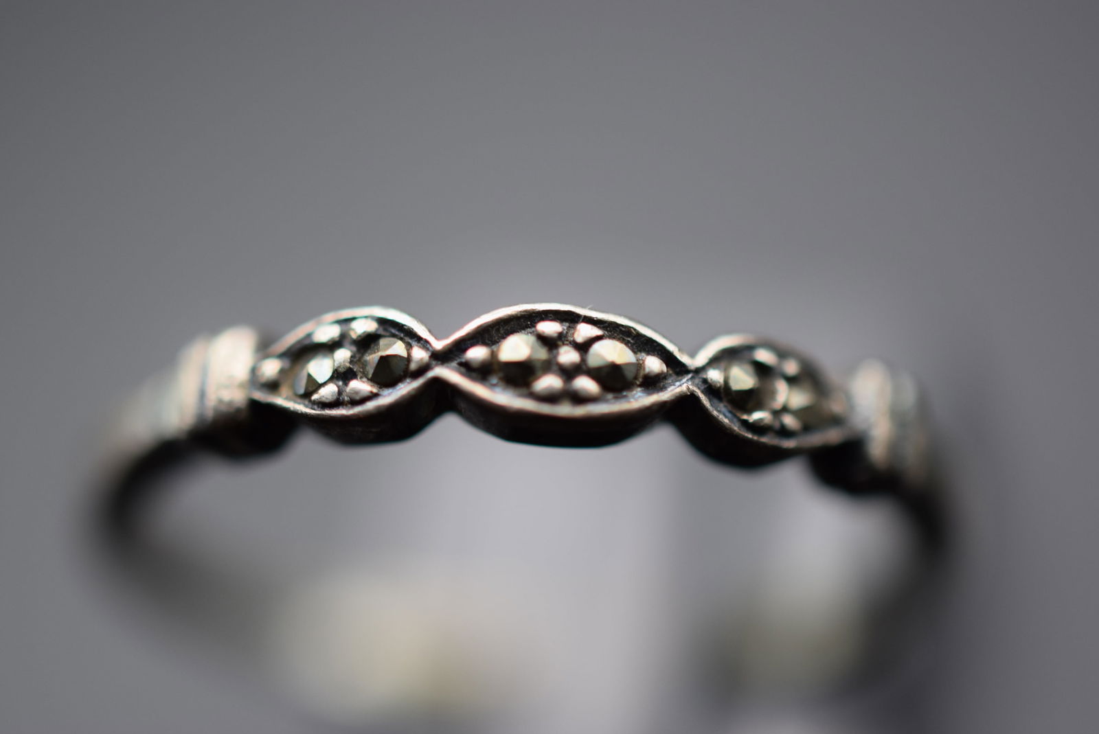 Marcasite skinny Band Sterling Silver 925 Ring Size 8 Lot 481 (1 of 3)