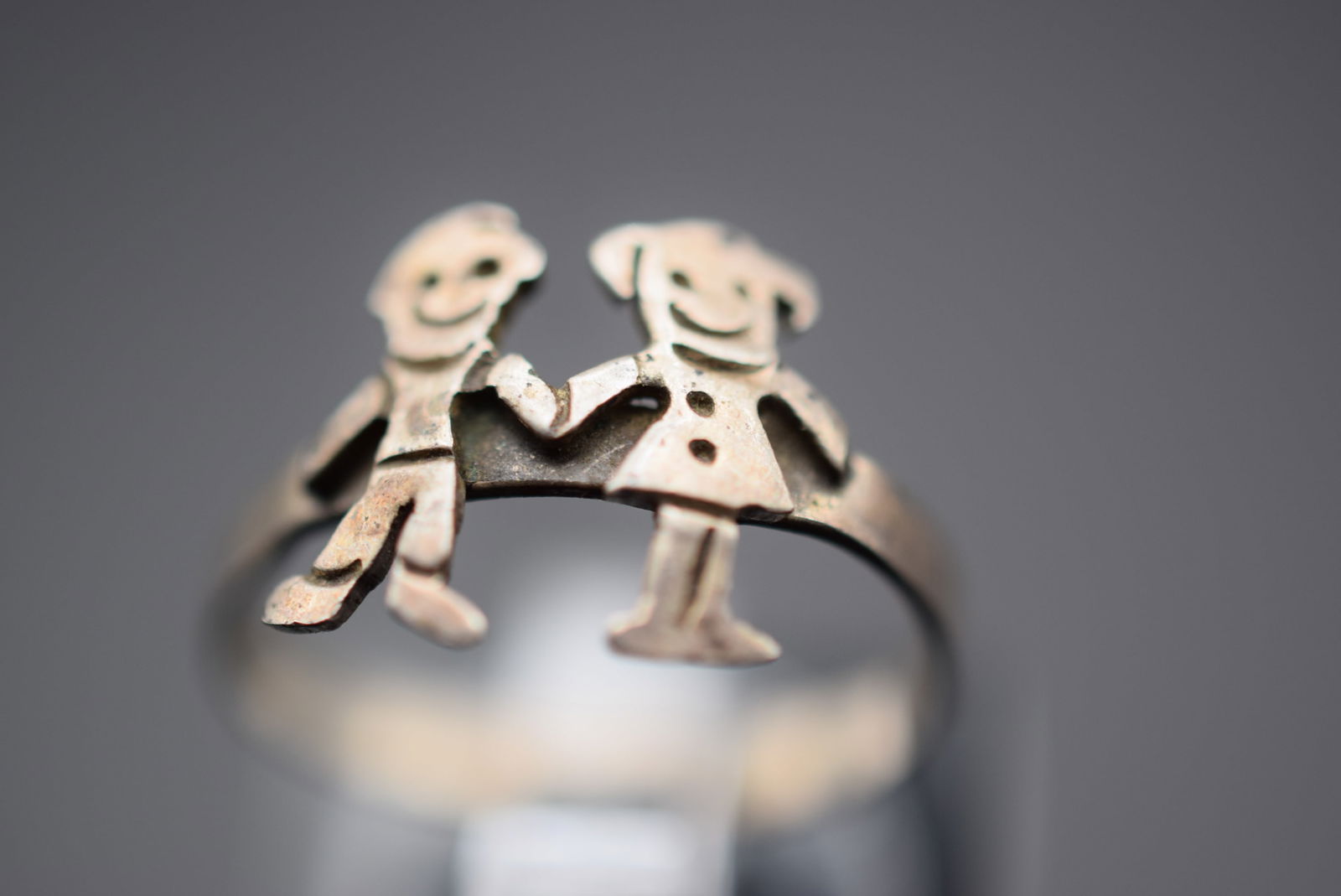 Boy Girl Children Holding Hands Sterling Silver 925 Ring Size 6 Lot 531 (1 of 3)