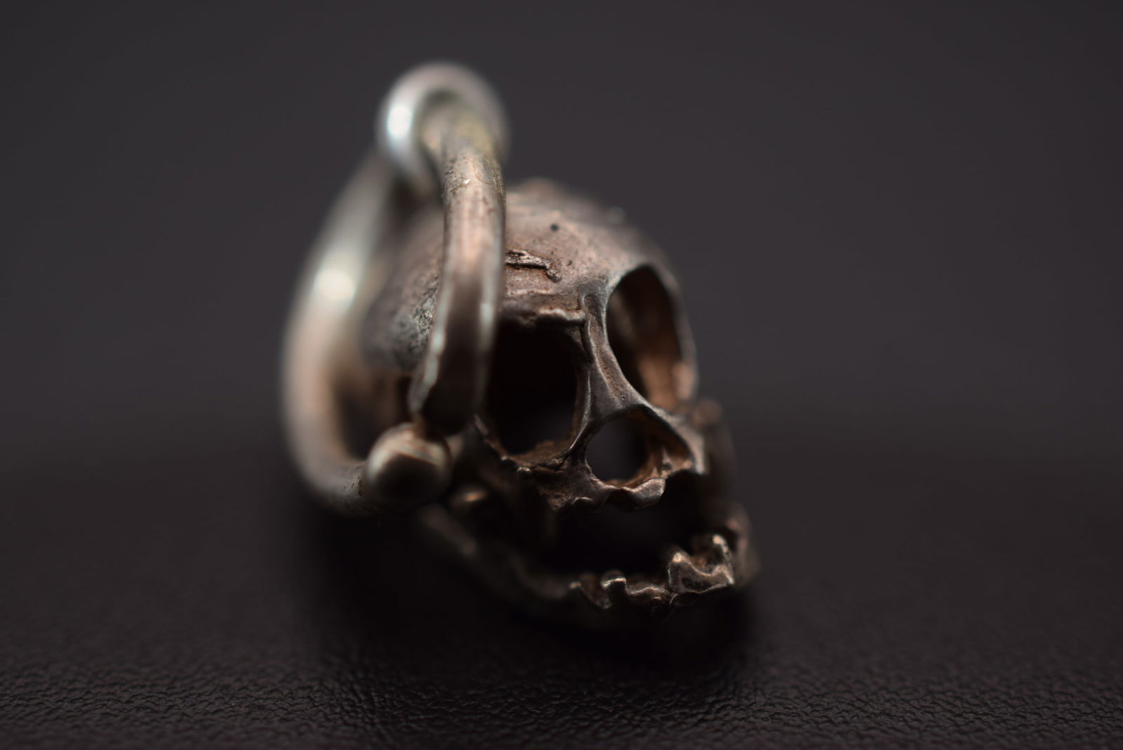 Moveable Skull Pendant Charm Sterling Silver 925 jaw opens Vintage Lot# DG 553: Moveable Skull Pendant Charm Sterling Silver 925 jaw opens Vintage measures 1/2"x1/2" plus bale which is oversize 1/2" weighs 2.08 grams unsigned