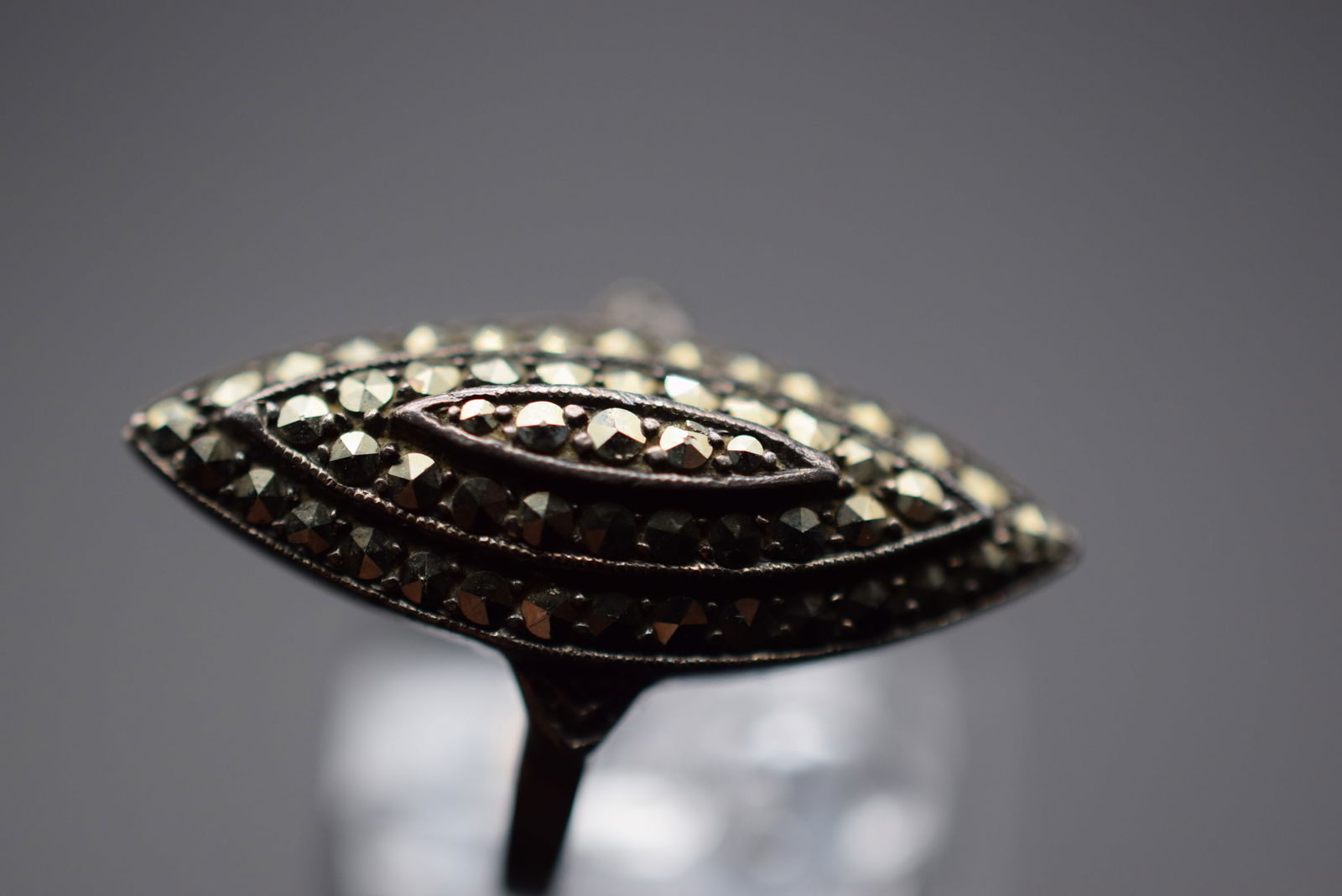 Marcasite Vintage Sterling Silver 925 Ring Size 4 Lot 563: Marcasite Vintage Sterling Silver 925 Ring Size 4 Weighs 3.32 grams Top measures 1" signed 925 with vintage patina