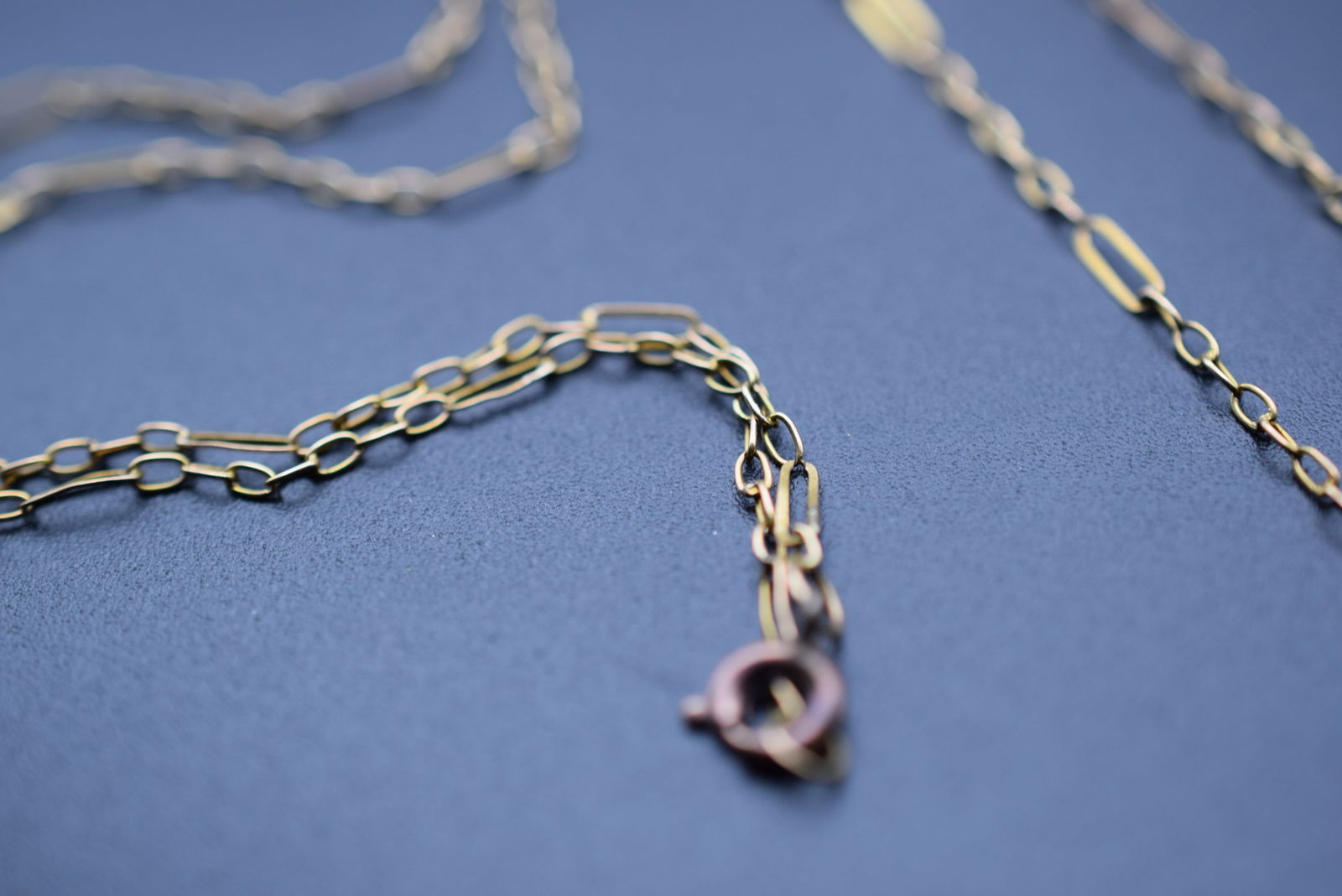 20" delicate vintage fine chain measures 20" Lot 591 (1 of 4)