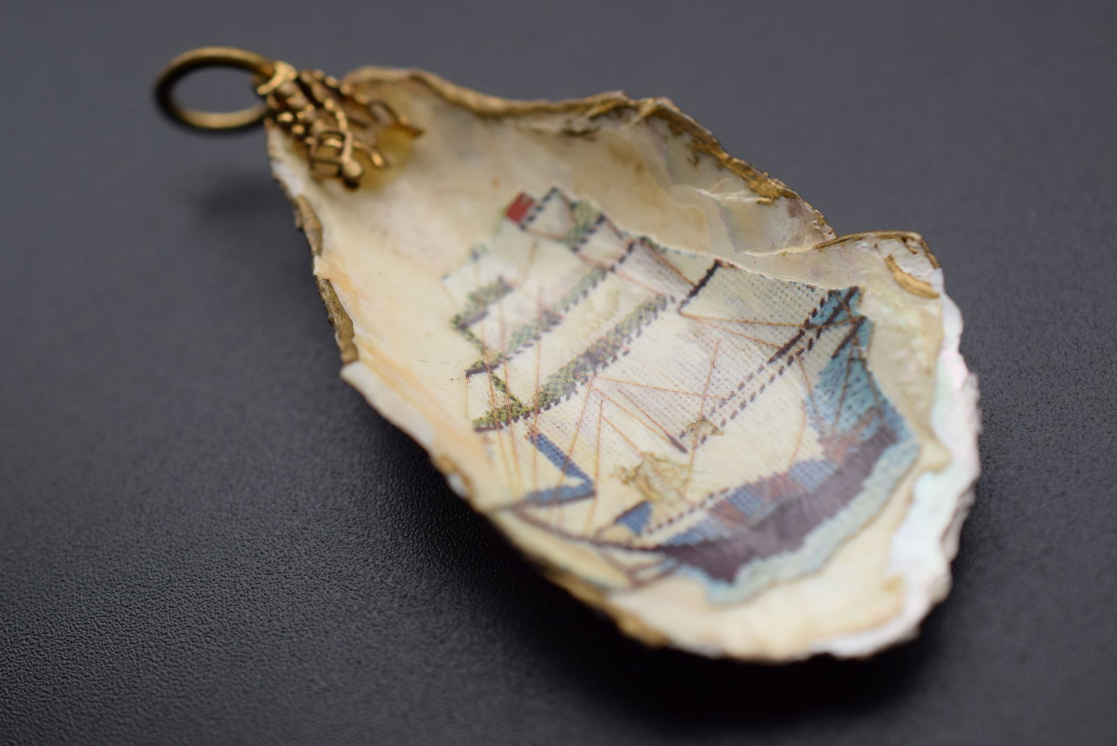 Oyster Shell Clipper Ship Transfer Pendant Vintage Lot 598: Oyster Shell Clipper Ship Transfer Pendant Vintage measures 2 3/8" x 1 3/8"