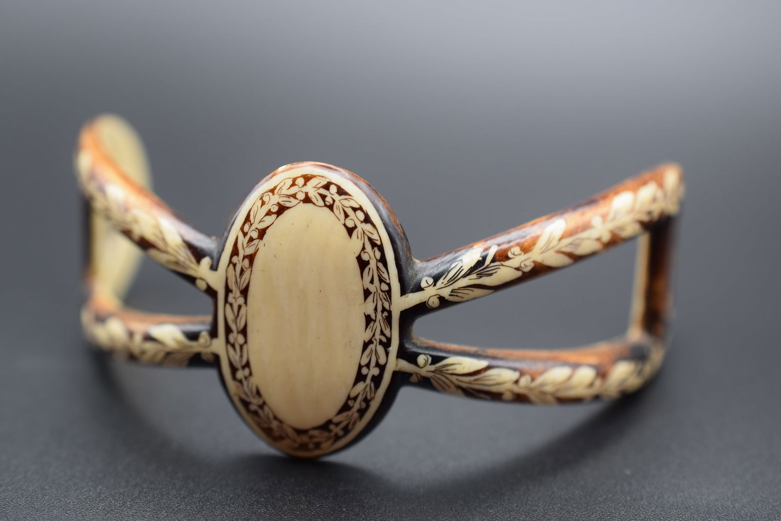 Paris Bun Holder Vintage Duvelleroy Signed intricate detail Lot# DG 614: Paris Bun Holder Vintage Duvelleroy Signed intricate detail measures 3" x 1 3/8" no stick