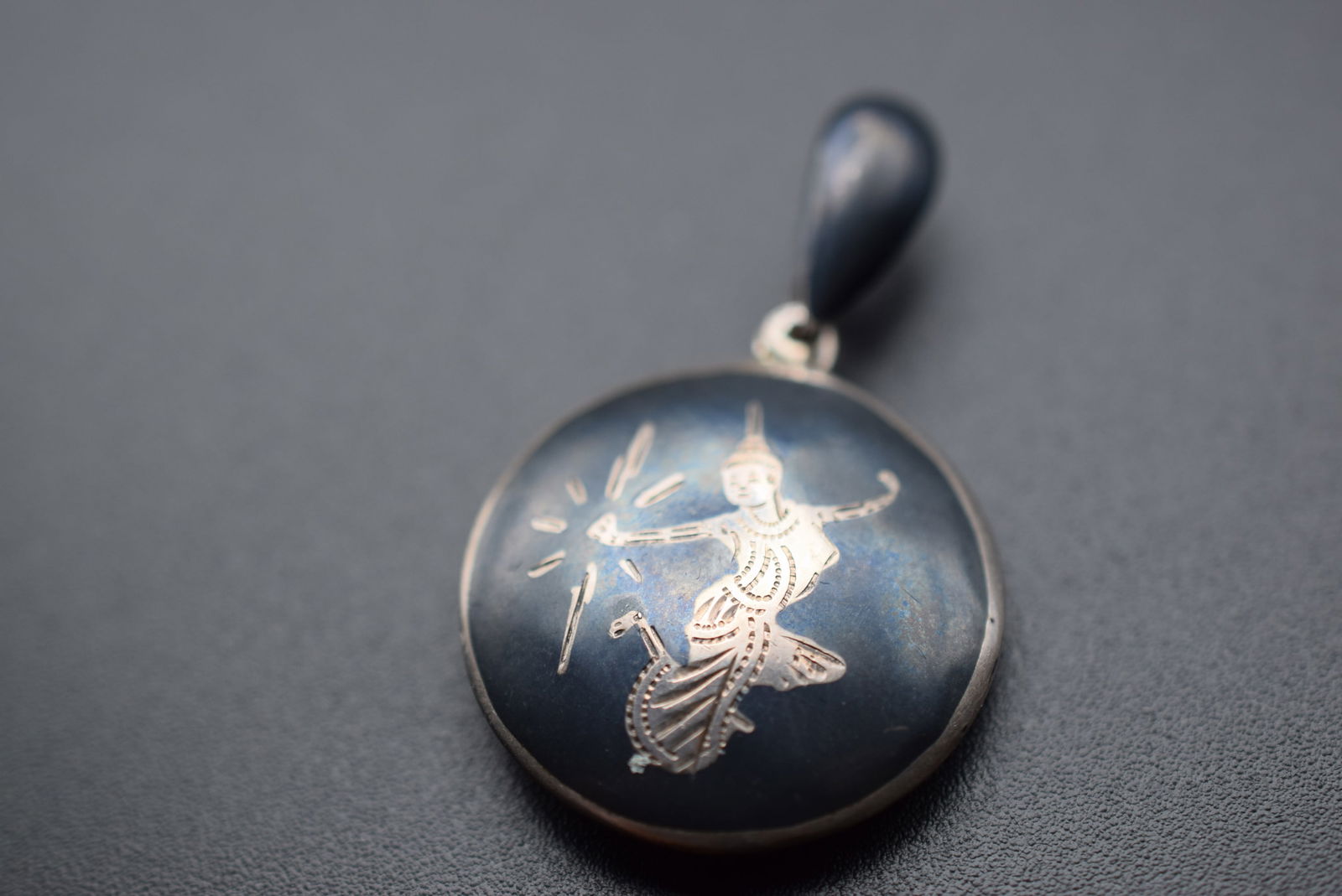 Vintage Siam Enamel Danascene Sterling Silver 925 Pendant Lot 650: Vintage Sterling Silver 925 Pendant Weighs 5.14 grams measures 1" in diameter plus bale signed WFS 925