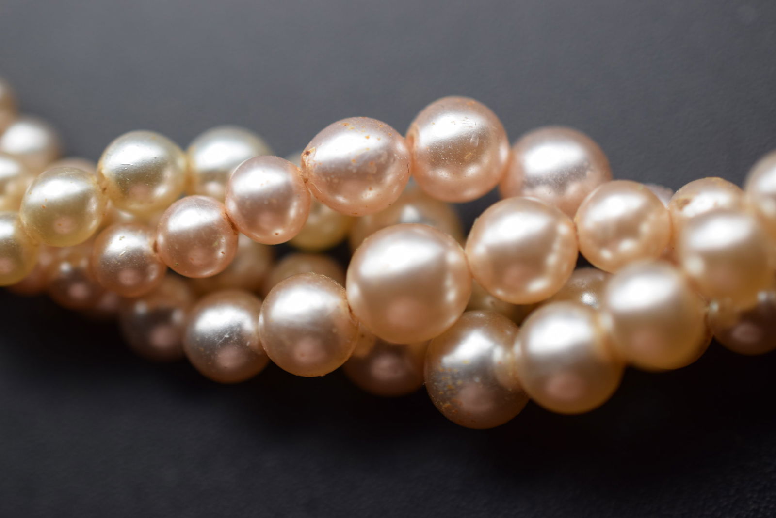 Pearl Cluster 1940's 15" Necklace Lot# DG 694: Pearl Cluster 1940's 15" Necklace measures 15" long immitation Glass Pearls