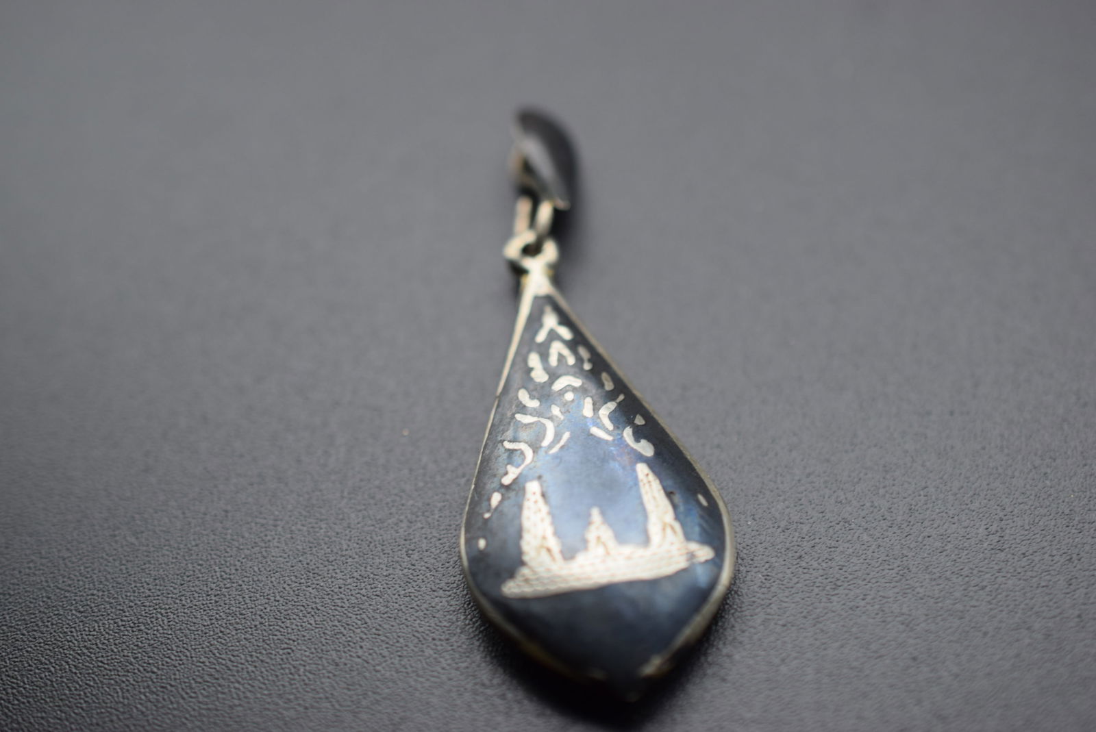 Vintage Pendant Sterling Silver 925 Siam Damascene Niello Lot 698: Vintage Pendant Sterling Silver 925 Siam Damascene Niello Weighs 3.57 grams measures 1 3/8" x 3/4" plus the bale unsigned Siam Sterling