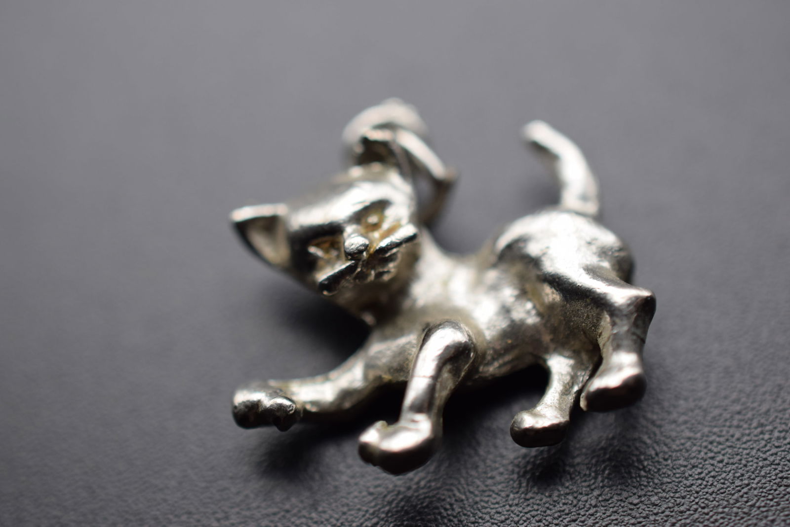 Cat Charm Pendant Lot# DG 759: Cat Charm Pendant measures 3/4" x 3/4"
