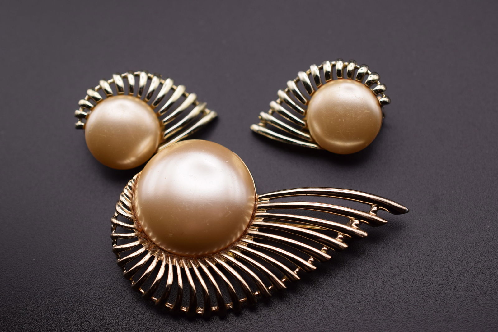 Sarah Coventry 1960's Button Pearl Brooch Earrings Vintage Lot 766 (1 of 2)