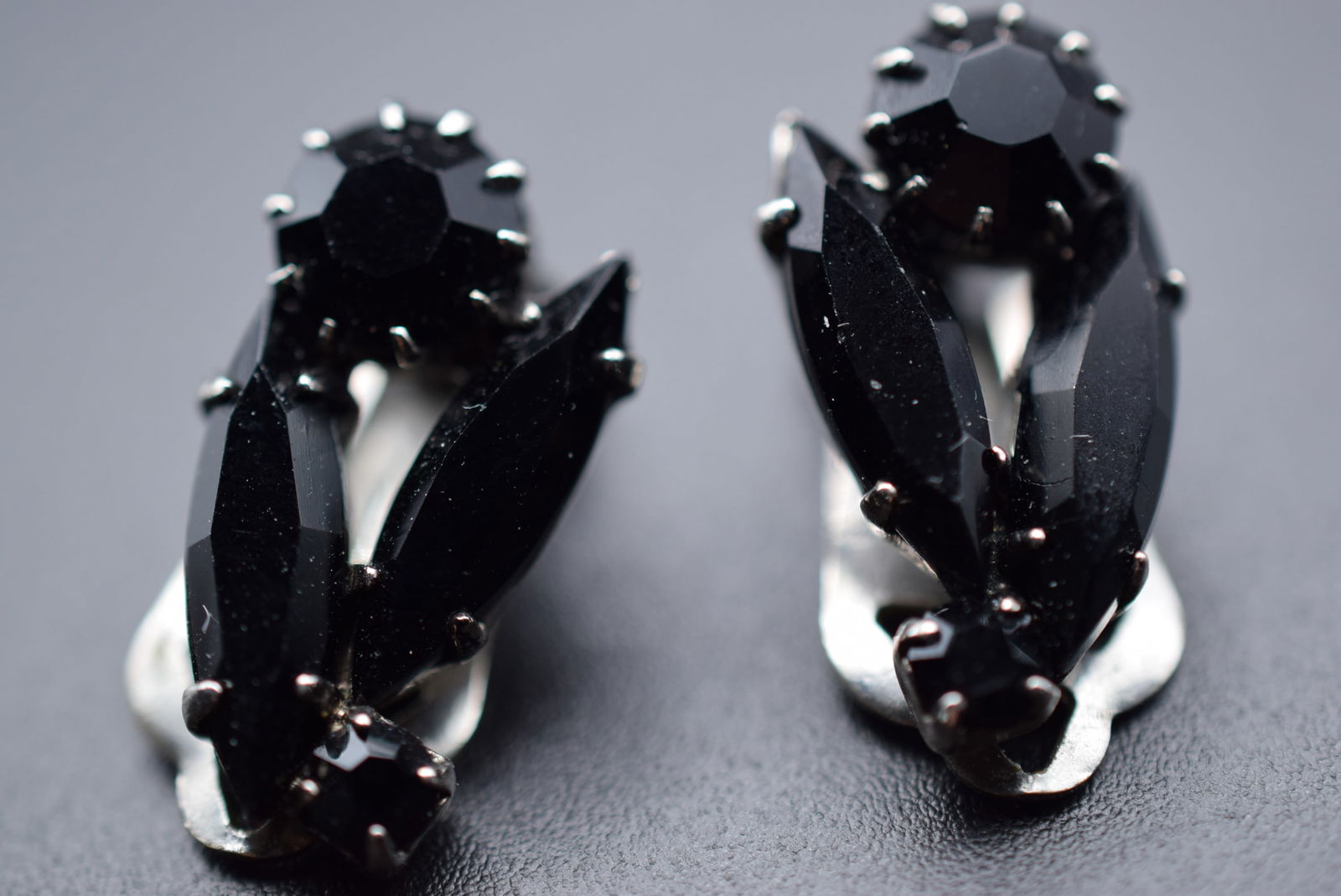 Black Opaque Rhinestone Rhinestone Clip Vintage Earrings Lot# DG 800 (1 of 3)