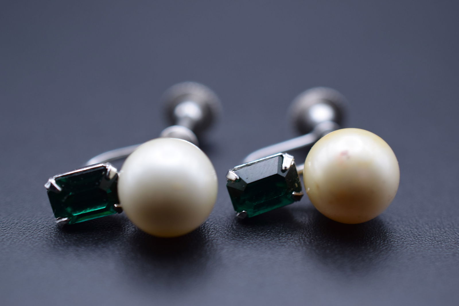 Simple 1940 Beauty Pearl Rhinestone Screwback Earrings Vintage Lot# DG 814: Simple 1940 Beauty Pearl Rhinestone Screwback Earrings Vintage measures 5/8" x 3/8"