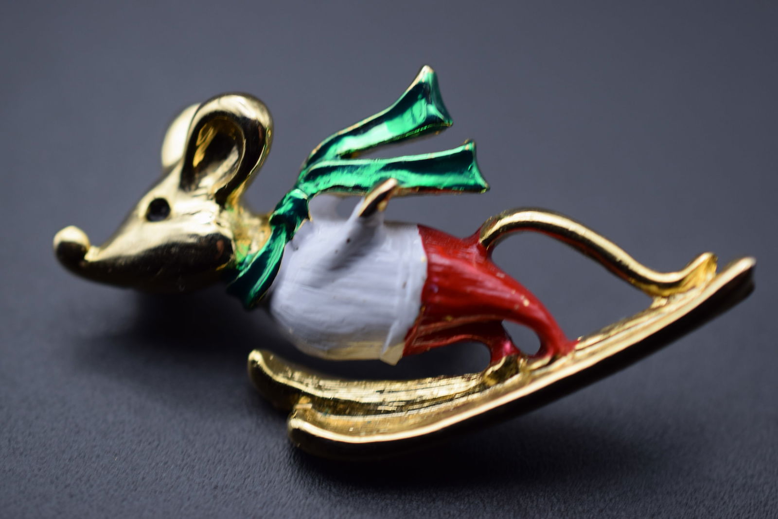 Mouse Skiing Enamel Holiday Christmas Vintage Brooch Pin Lot 834 (1 of 2)