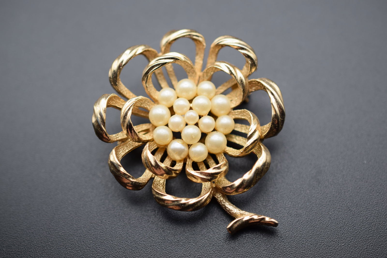 Trifari Vintage Rare Flower Pearls Brooch Pin Lot 843 (1 of 3)