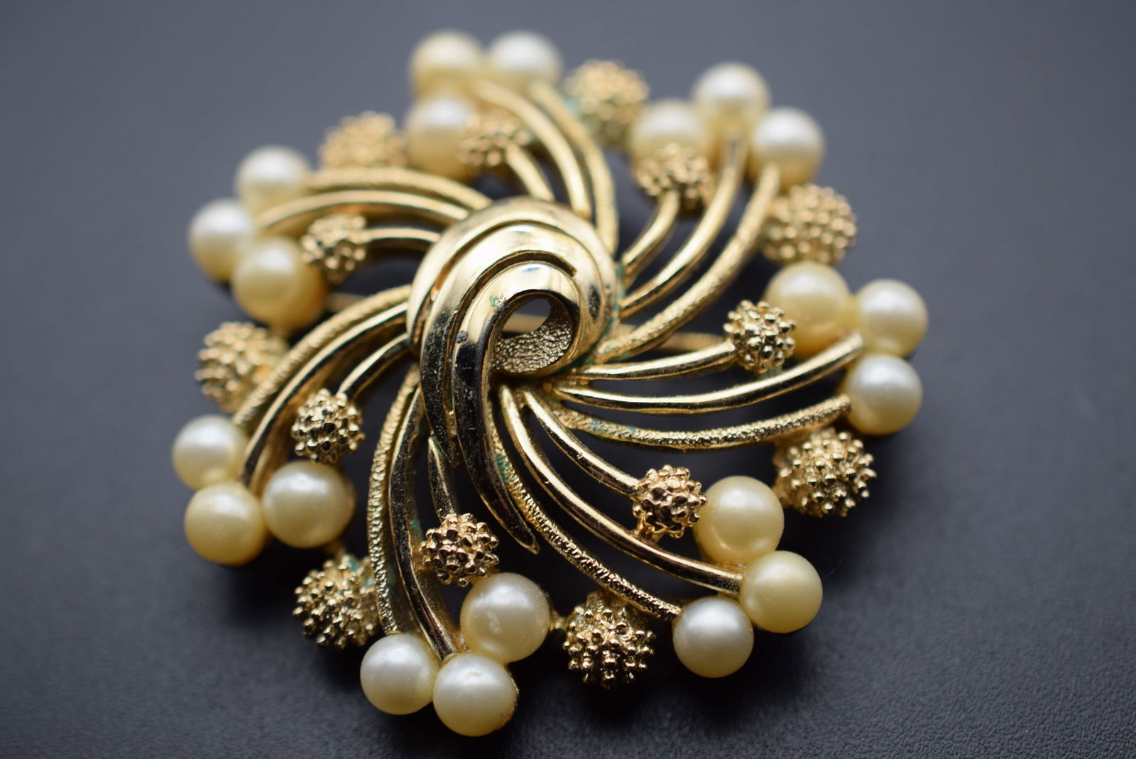 Trifari Vintage Gold and Pearls Brooch Pin Lot 852 (1 of 4)