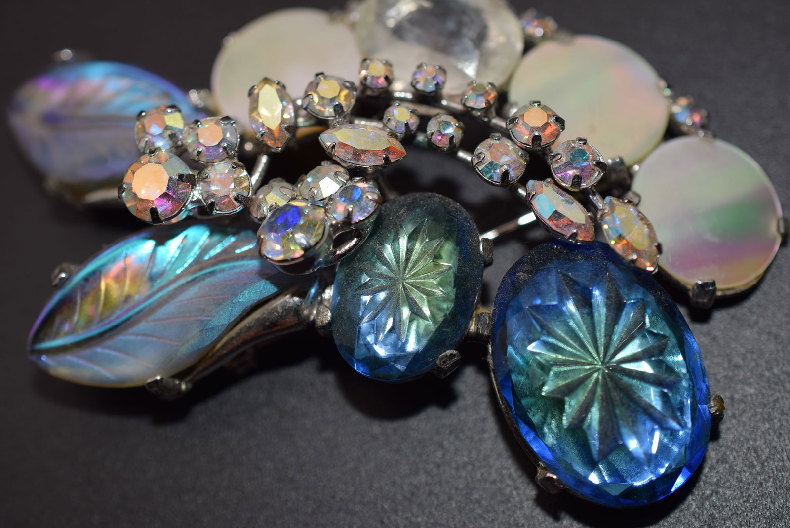 Pierre Art Glass Vintage Brooch Pin Lot DG 877: Pierre Art Glass Vintage Brooch Pin measures 3 1/4" x 2 1/4" signed Pierre on the back