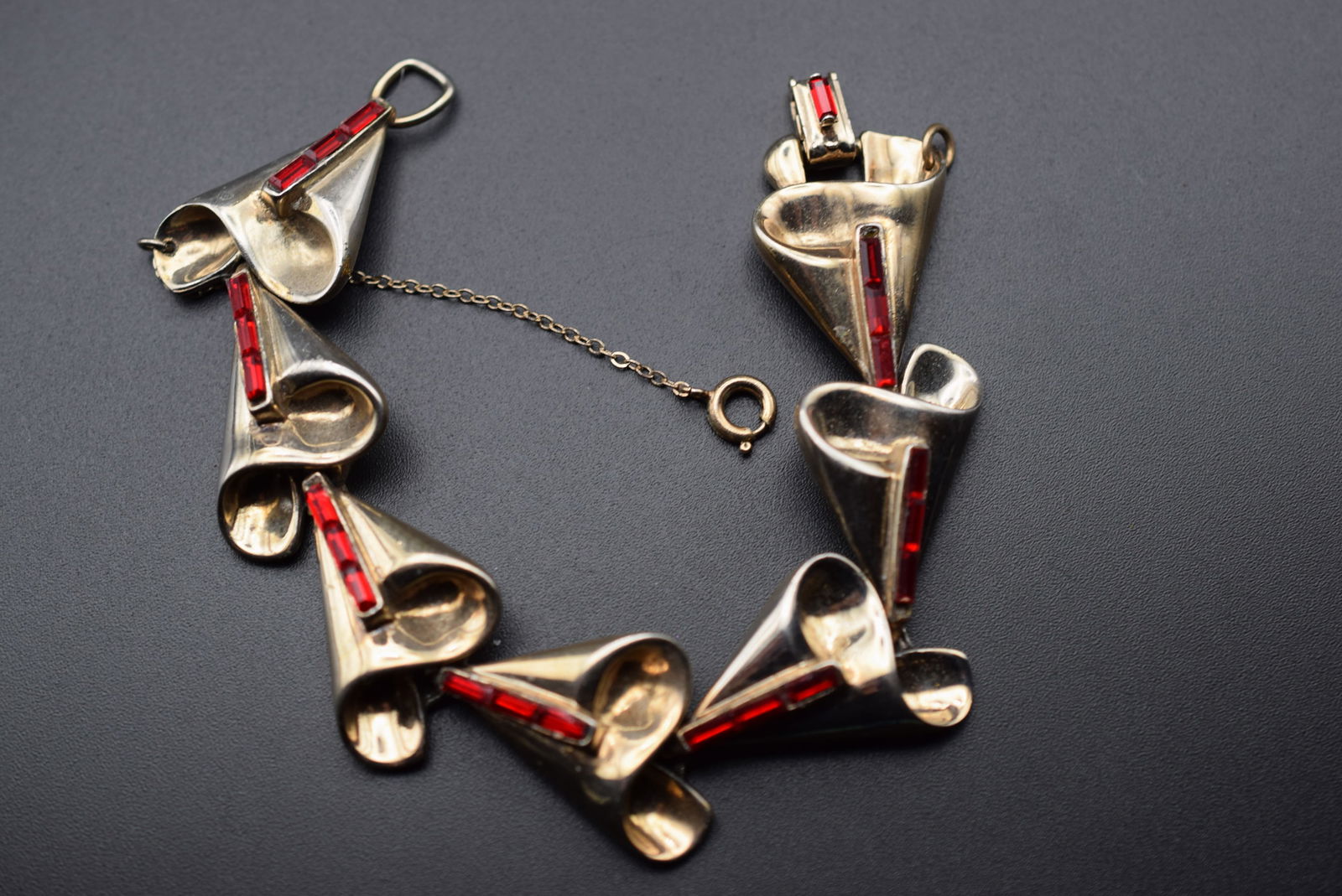 Art Deco Baguette Rhinetone Red Bracelet Vintage Lot DG 904: Art Deco Baguette Rhinetone Red Bracelet Vintage measures 7 3/8" x 1" with working safety chain