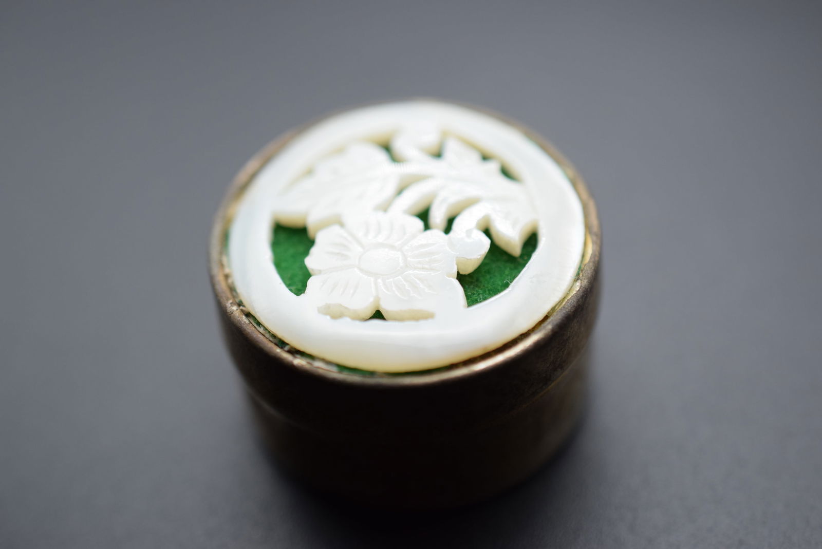 Mother of Pearl Pill Box Trinket Silver Lot 937 (1 of 5)