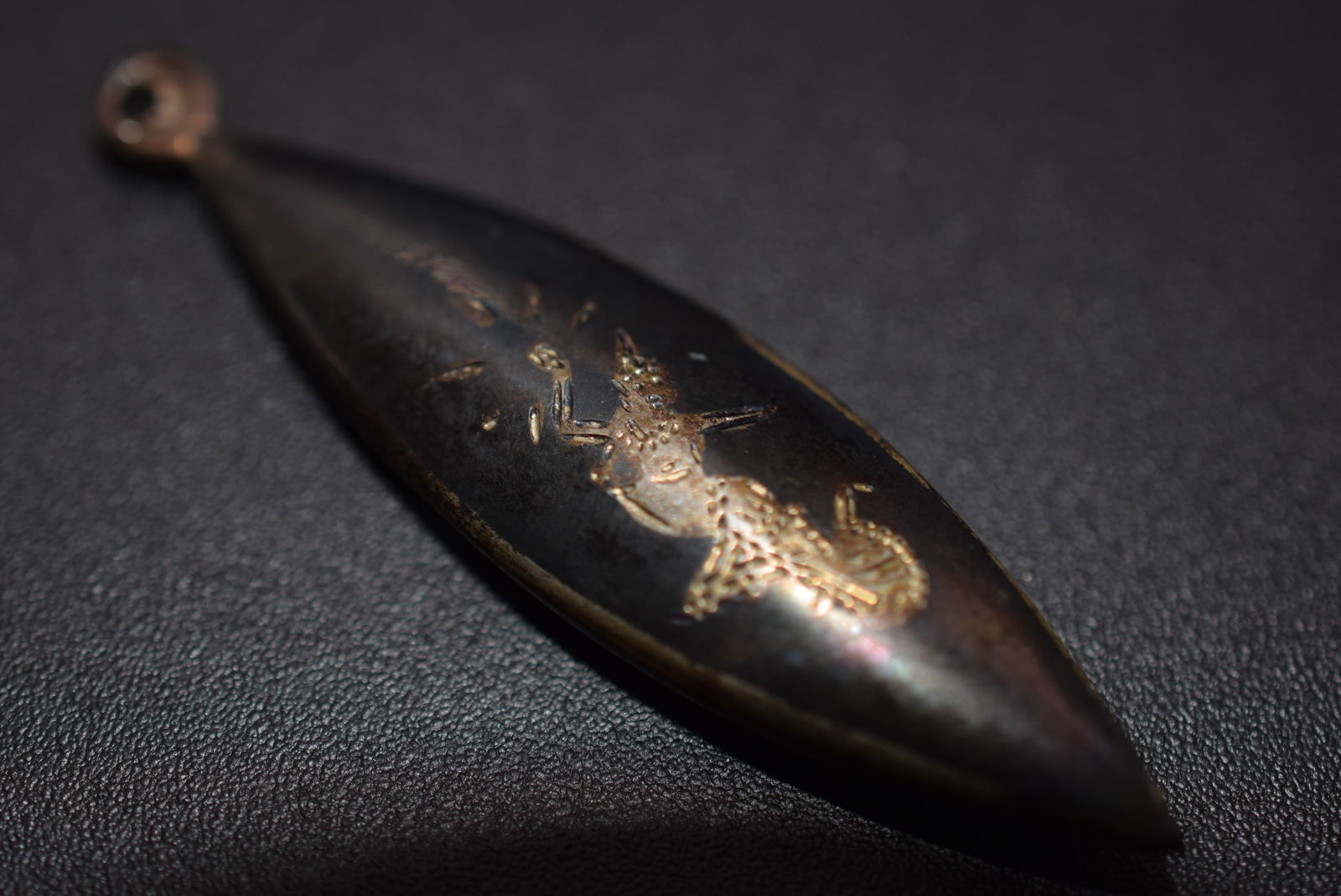 Siam Niello Damascene Vintage Sterling Silver 925 Pendant Lot 957: Siam Niello Damascene Vintage Sterling Silver 925 Pendant Weighs 2.91 grams measures 1 3/4" x 1/2" unsigned