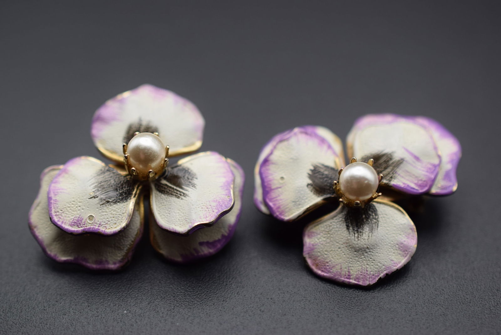 Vintage Violets Enamel Scatter Sweetheart Brooch Pins 1940's Lot 980: Vintage Violets Enamel Scatter Sweetheart Brooch Pins 1940's measures 1 1/8" in diameter