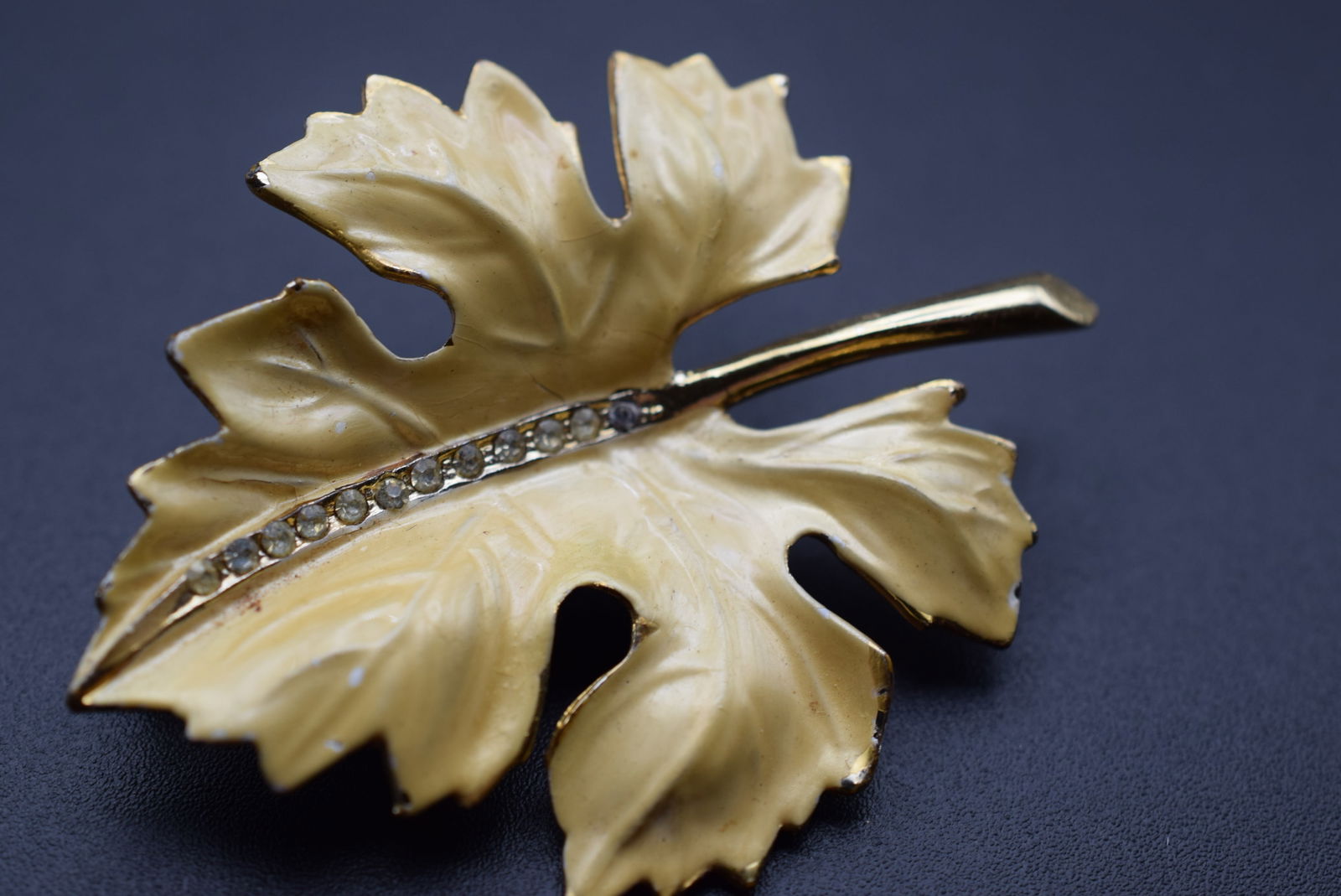 Enamel Leaf Brooch Pin Vintage Rhinestone Lot# DG 987 (1 of 2)