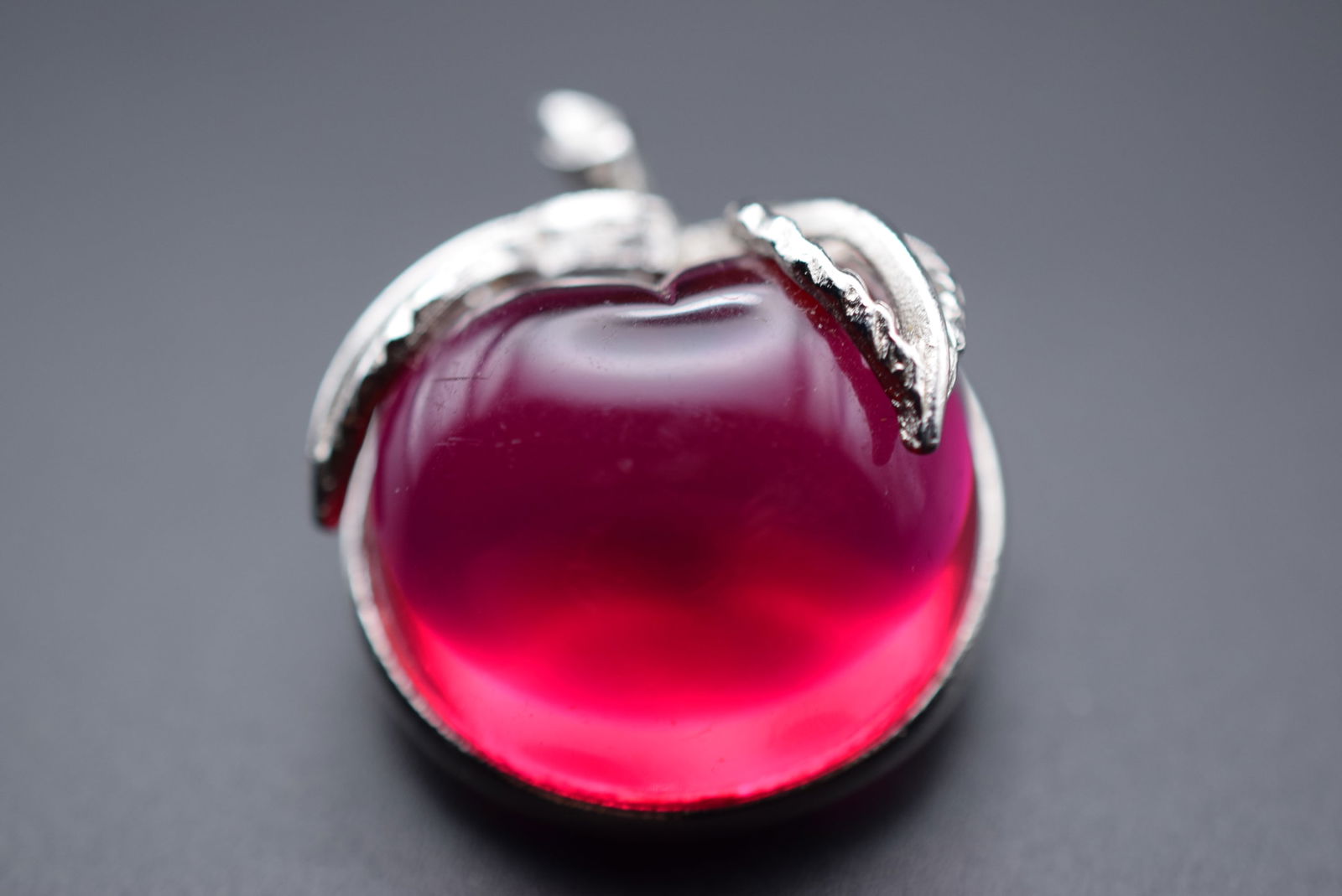 Sarah Coventry Fuchsia Resin Apple 1950's Brooch Pin Signed Lot 999 (1 of 5)