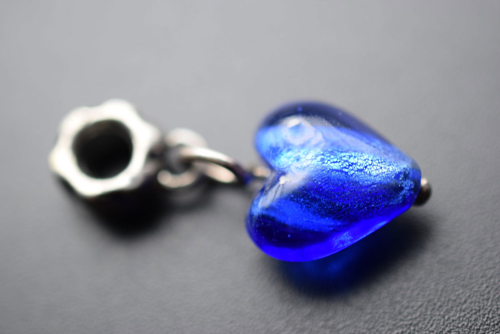 Bacio Sterling Silver 925 Pandora Chamilia Italy Murano Heart Vintage Lot# DG 1011: Bacio Sterling Silver 925 Pandora Chamilia Italy Murano Heart Vintage measures 1 1/8" x 1/2" with bale signed 925 Italy Bacio on the bale